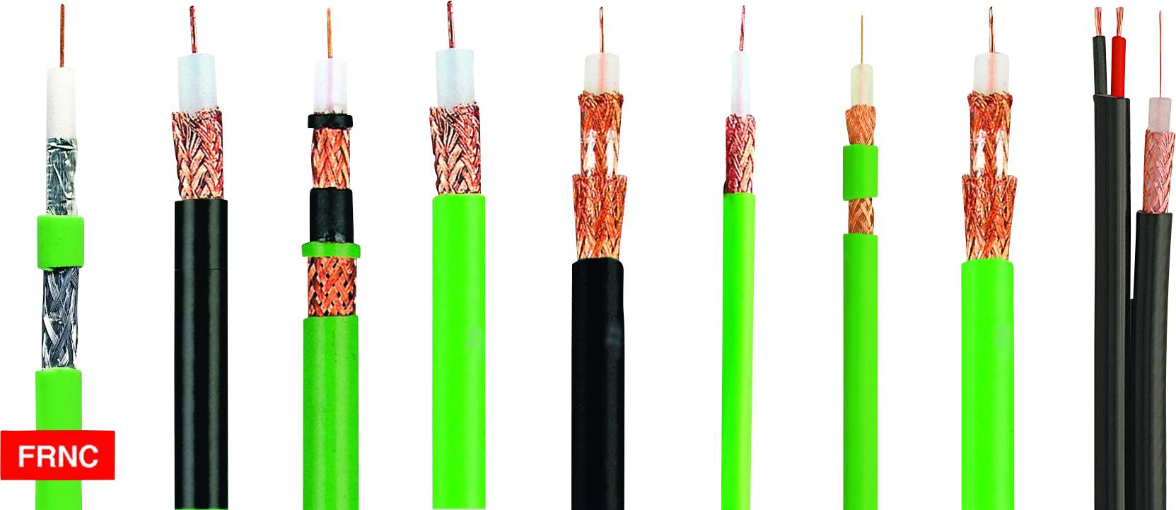Mehrere Typen von Kabeln mit grünen Ummantelungen und kupferfarbenen Innenleitungen sind in einer Reihe angeordnet.
