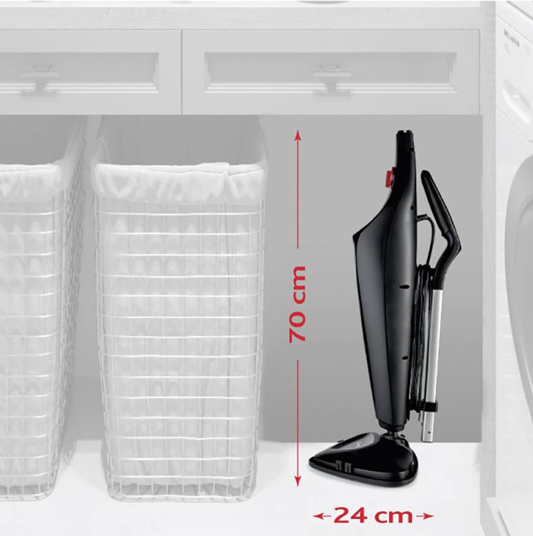 Staubsauger in aufrechter Position mit den Maßen 70 cm Höhe und 24 cm Breite, neben zwei Wäschekörben unter einem Schrank.
