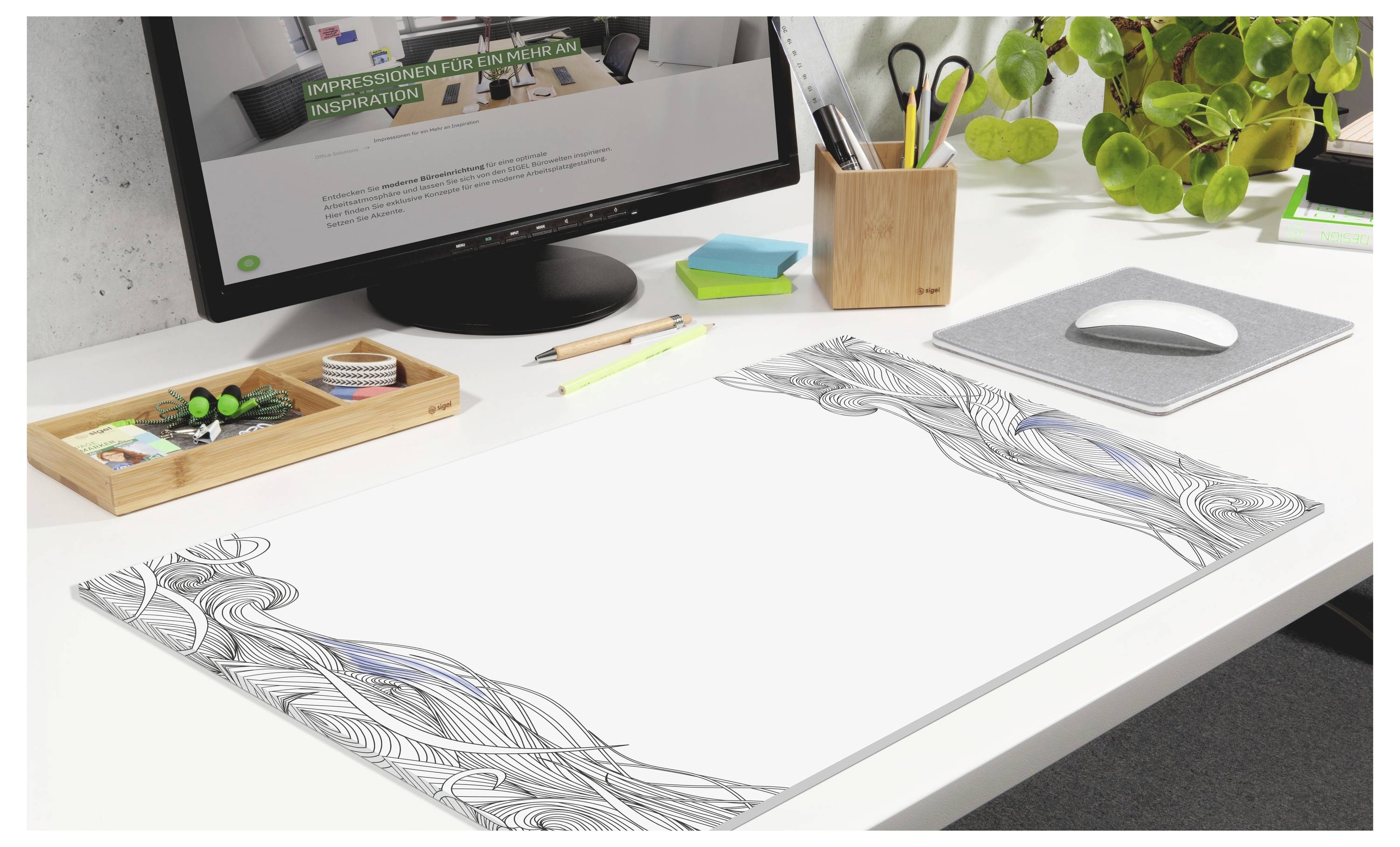 Moderner Schreibtisch mit einem Computermonitor, Kunstbedarfsartikeln und einem großen Blatt Papier mit detaillierten Bleistiftstrichzeichnungen an zwei Ecken.