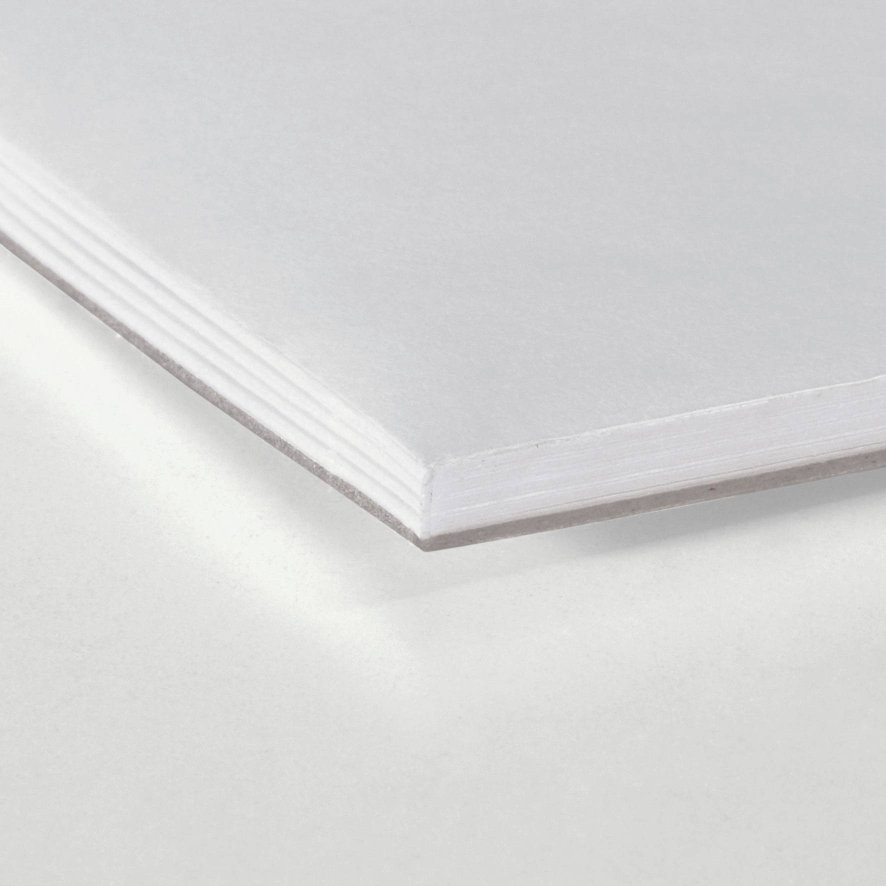 Ein Stapel weißes Papier, Ecke des Stapels in Fokus.
