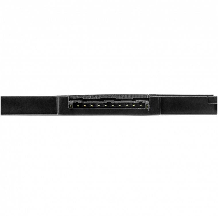 Ein schwarzer SATA-Datenstecker mit sichtbarem Anschlusskontakt in Nahaufnahme.