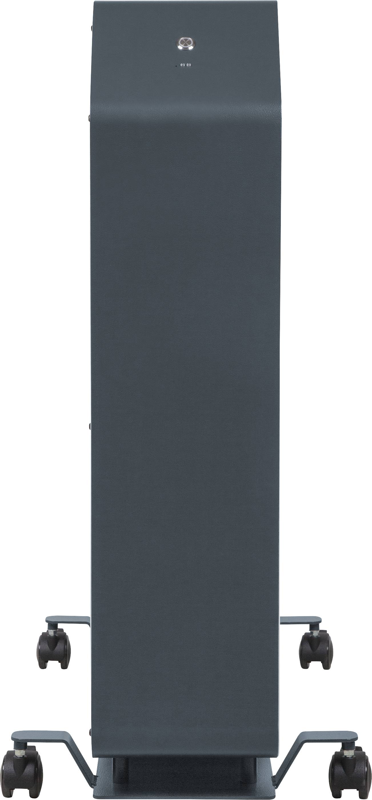 Ein vertikaler Luftreiniger mit Rollen, in dunkler Farbe, steht auf einem Boden.