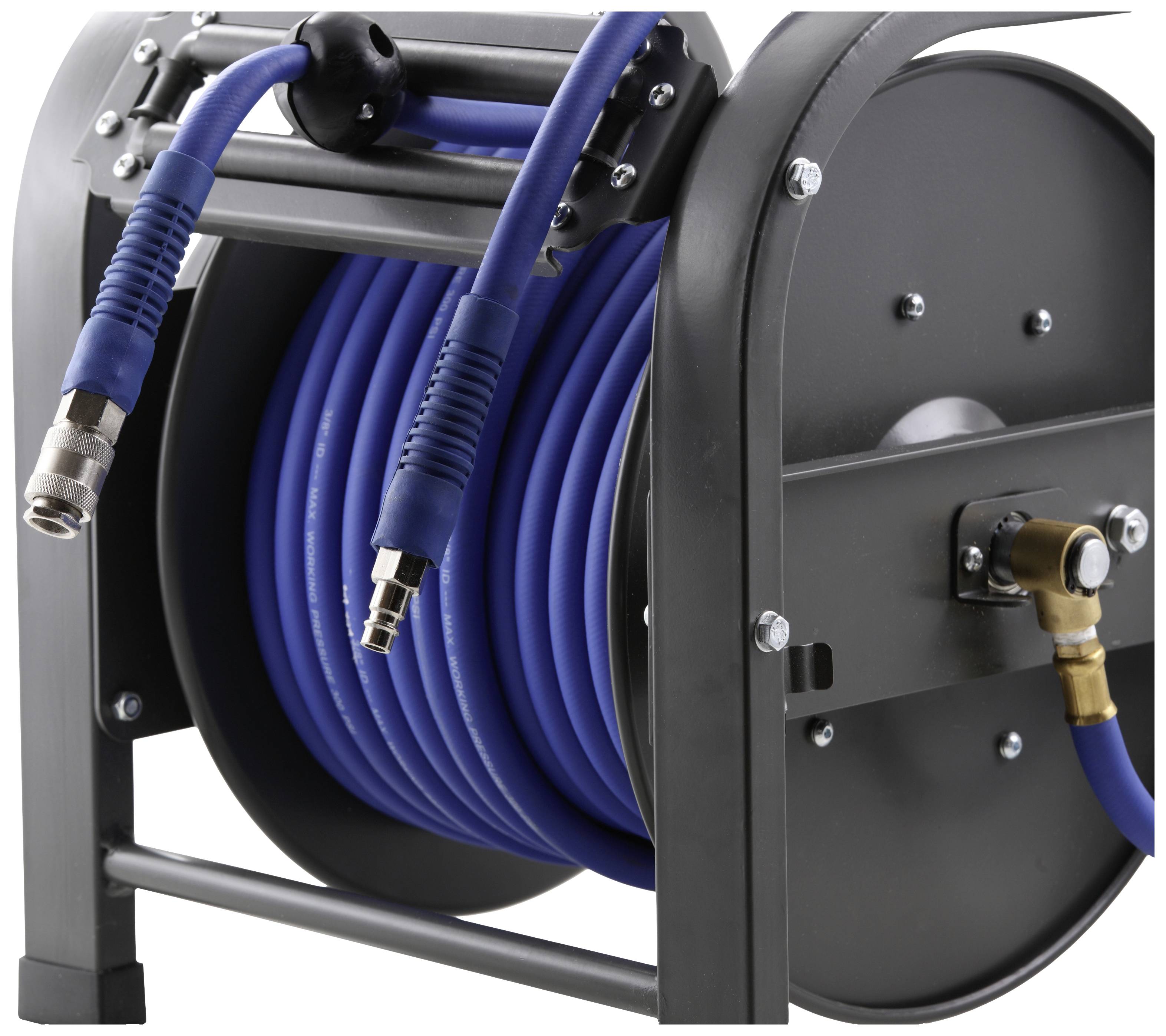 Schwarzer Schlauchaufroller mit blauem Schlauch. Der Schlauch ist aufgerollt und an einer Metallstruktur befestigt.