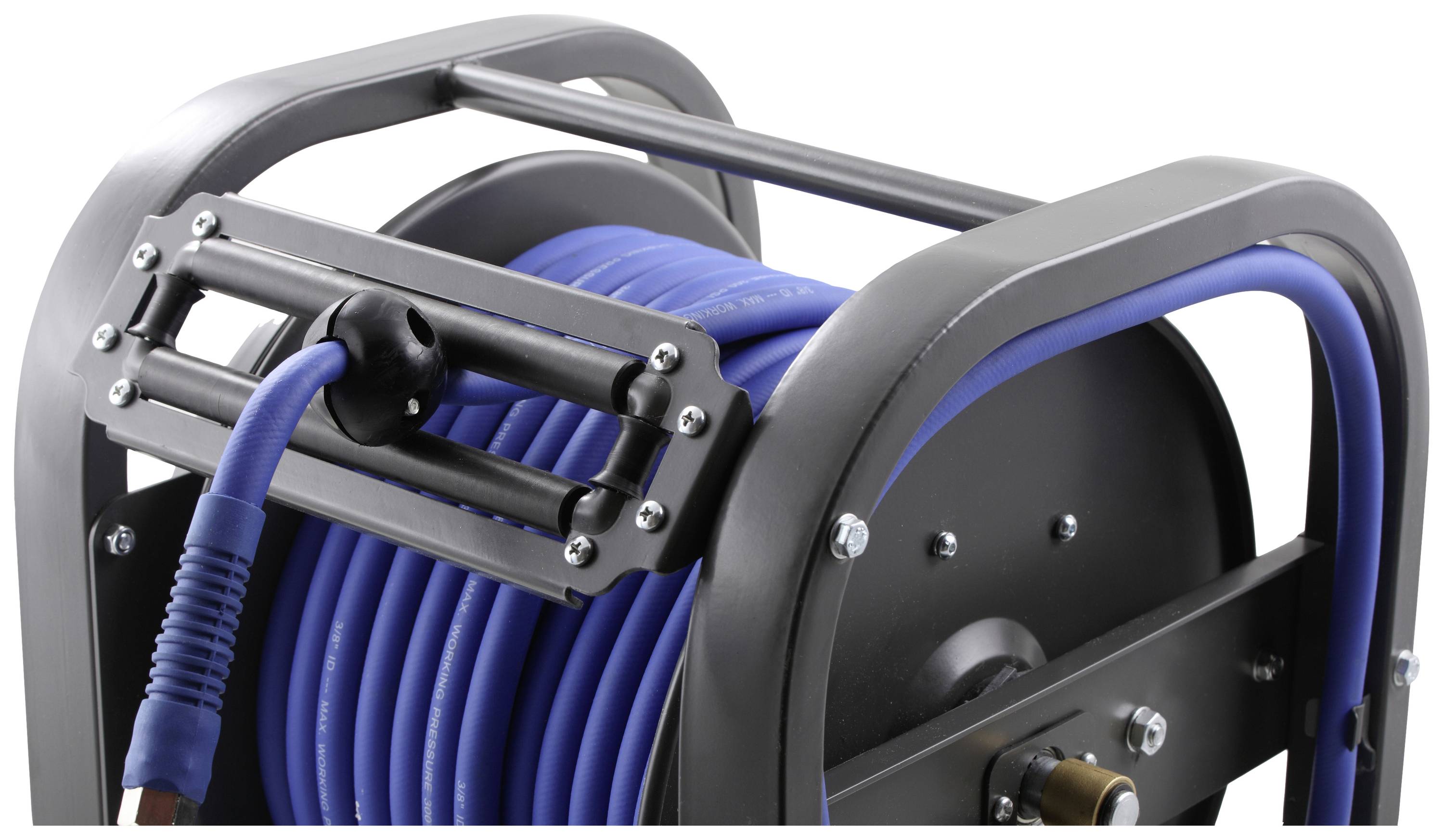 Ein blauer Wasserschlauch ist auf einer schwarzen Schlauchtrommel aufgerollt.