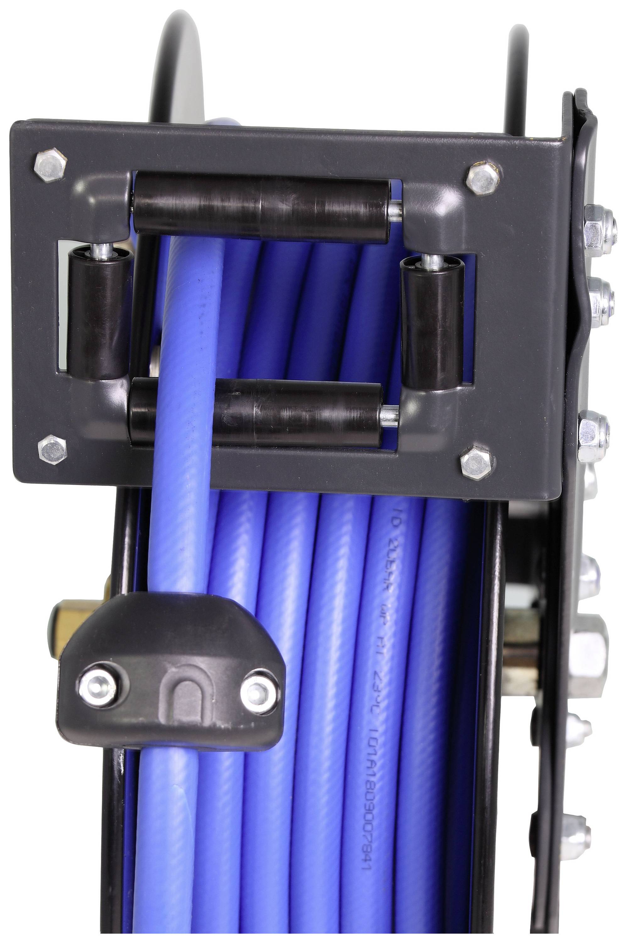 Ein schwarzer Schlauchaufroller hält einen blauen Schlauch, der eng aufgerollt ist. Schrauben und Halterungen sind sichtbar.