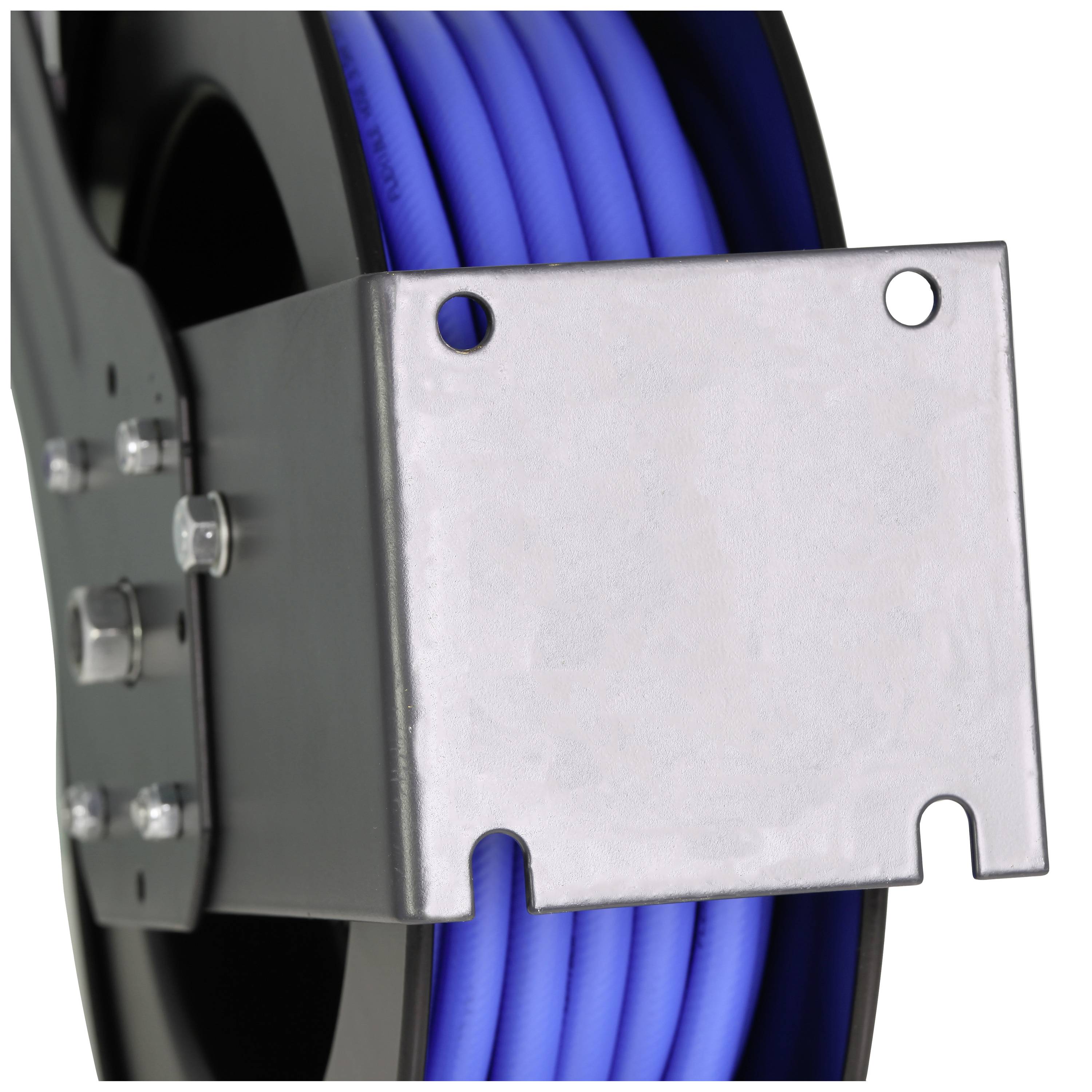 Nahaufnahme eines Schlauchaufrollers mit blauem Schlauch, montiert an einer Metallplatte.