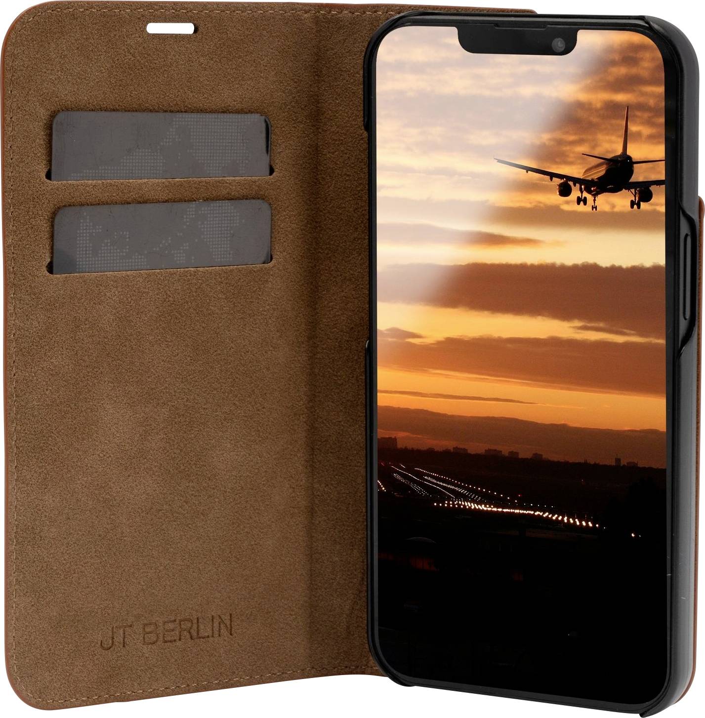 Ein Smartphone in einer braunen Hülle zeigt ein Foto von einem Flugzeug am Himmel bei Sonnenuntergang auf seinem Display.