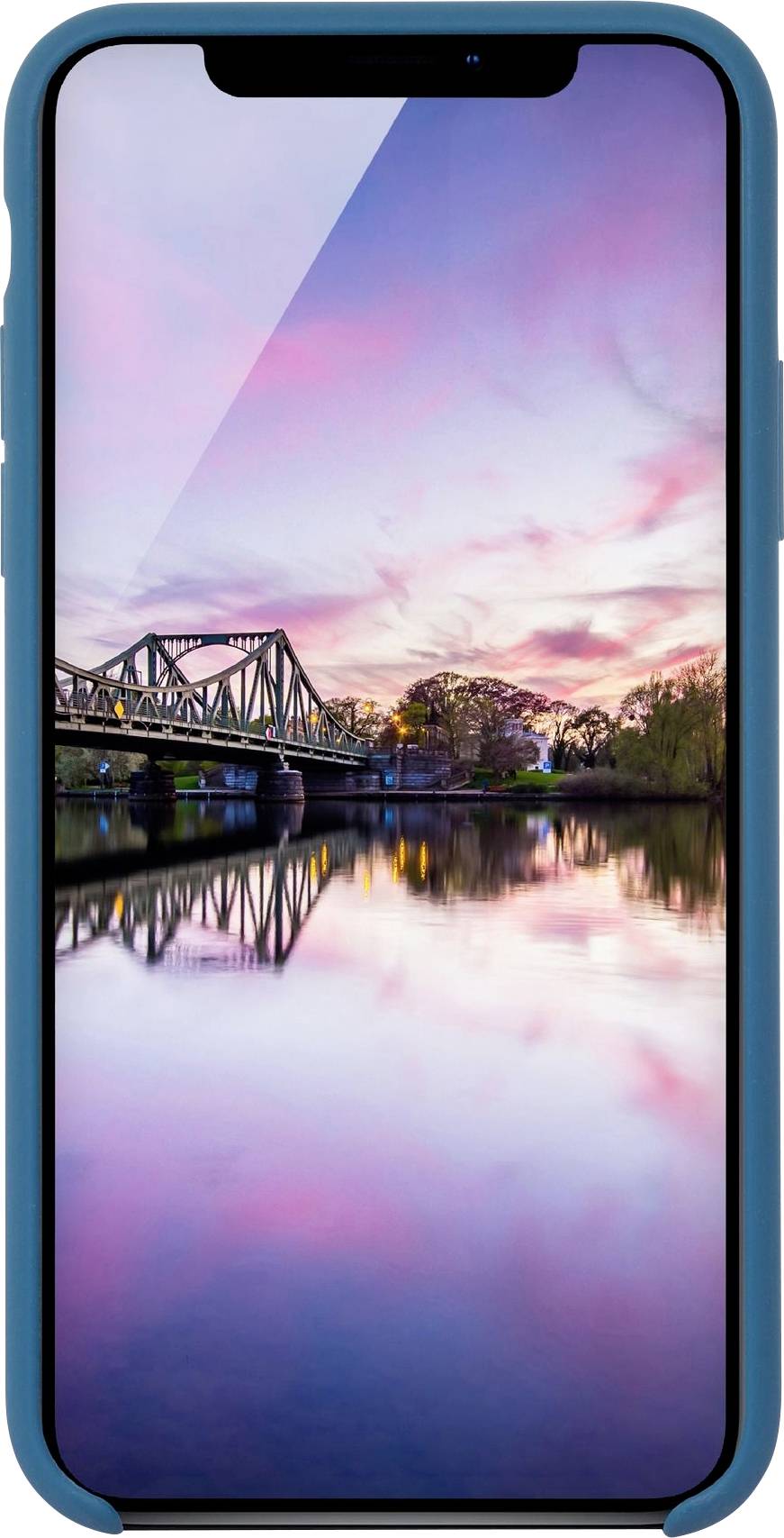 Smartphone mit Foto von einer Brücke über einem Fluss bei Sonnenuntergang, reflektierende Wasseroberfläche, bunte Wolken.