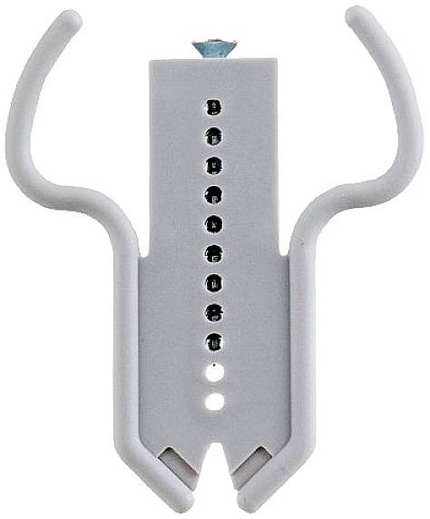 Ein graues Werkzeug mit Hakenform, verwendet zur präzisen Platzierung in bestimmten Anwendungen, mit mehreren vertikalen Löchern.