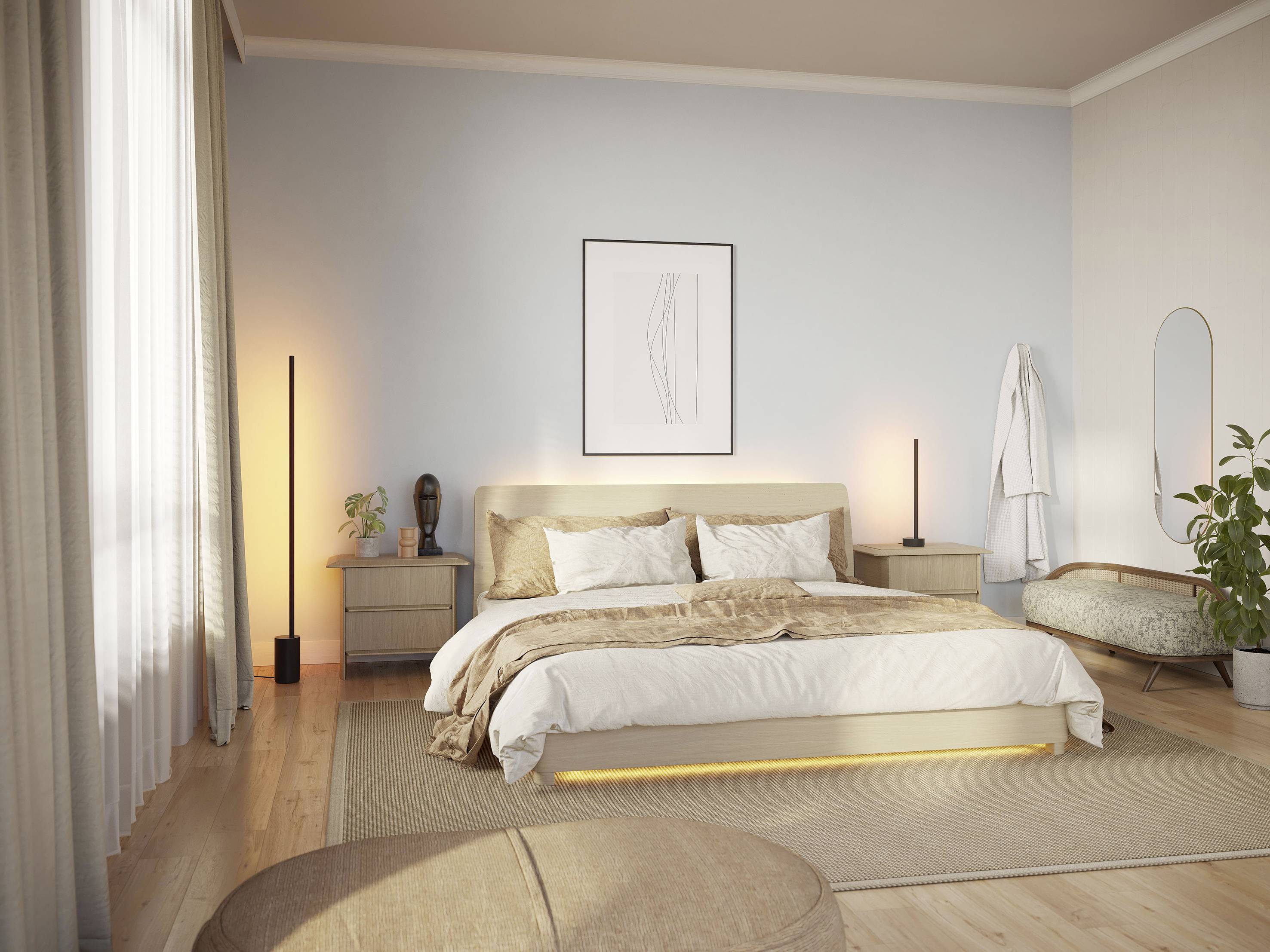 Schlafzimmer in neutralen Tönen mit einem Doppelbett, zwei Nachttischen, modernen Leuchten und einem großen Fenster an der linken Seite.