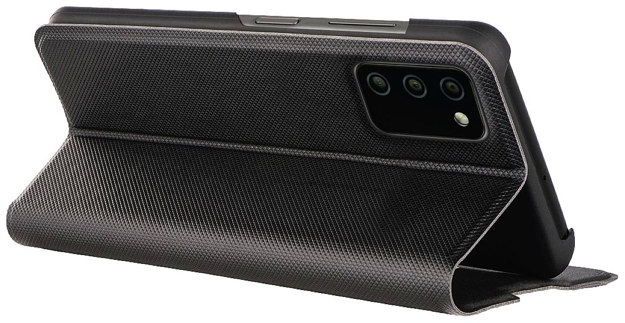 Eine schwarze Smartphone-Schutzhülle mit Textur steht geöffnet, zeigt die Rückseite eines Telefons mit drei Kameralinsen.