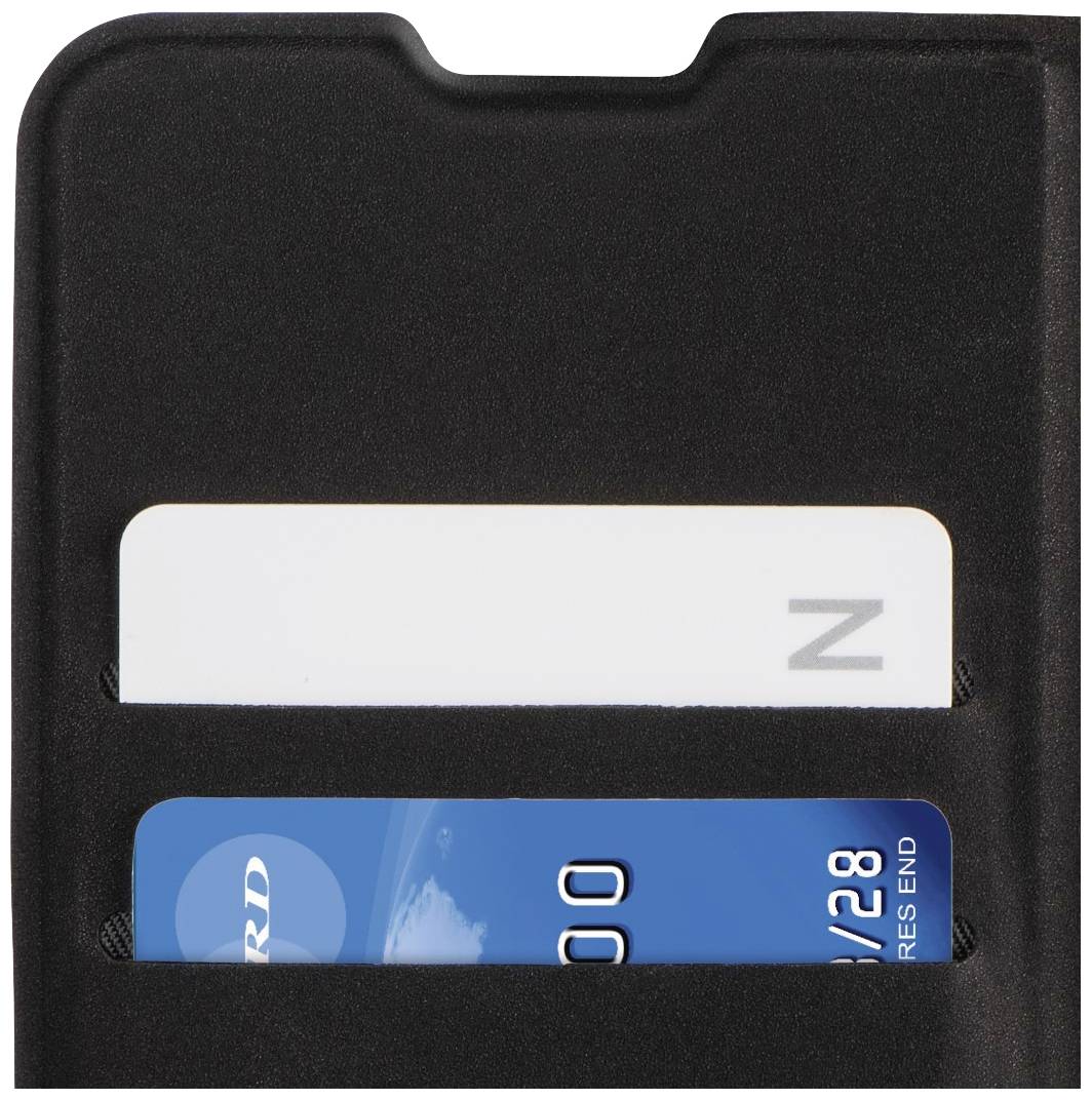 Zwei Karten in einem schwarzen Kartenhalter. Oben eine weiße Karte mit einem Buchstaben. Unten eine blaue Bankkarte mit teilweise sichtbaren Zahlen.