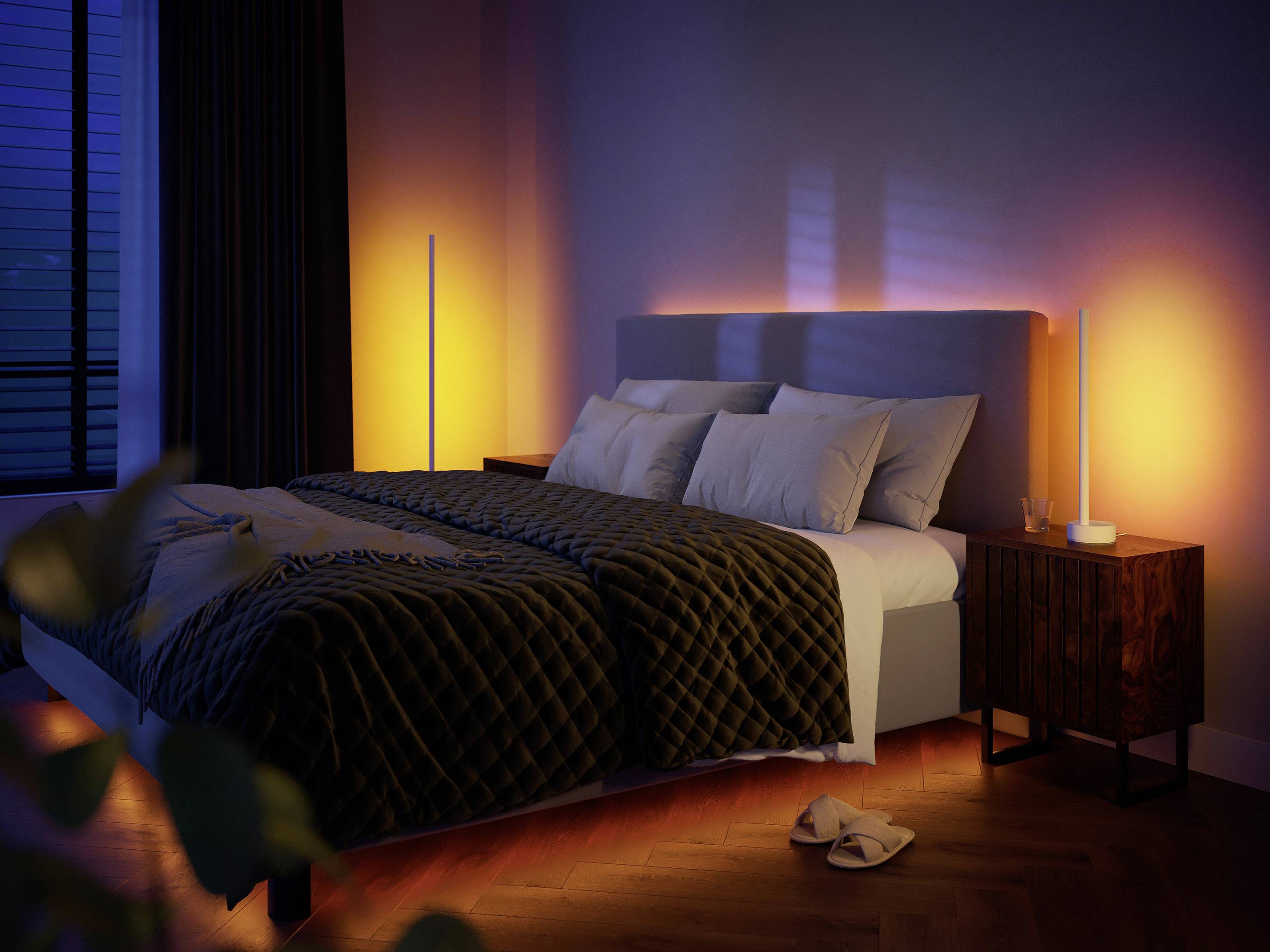 Gemütlich beleuchtetes Schlafzimmer mit modernem Doppelbett, weicher Bettwäsche und stimmungsvoller Beleuchtung in warmen Tönen.