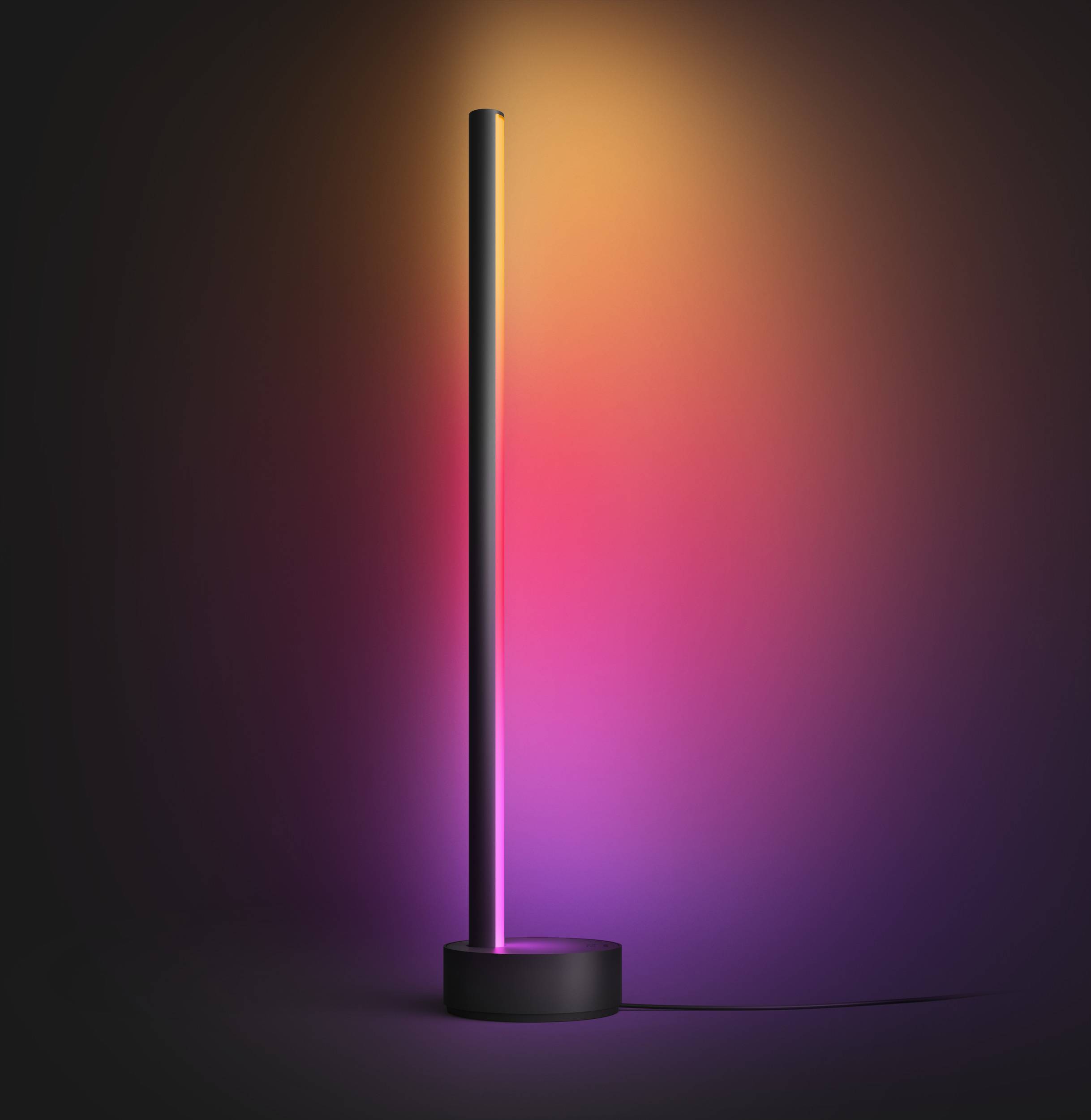 Eine schlanke, stehende Lampe auf rundem Sockel leuchtet in lebendigen Farben von Pink bis Orange und schafft eine stimmungsvolle Umgebung.