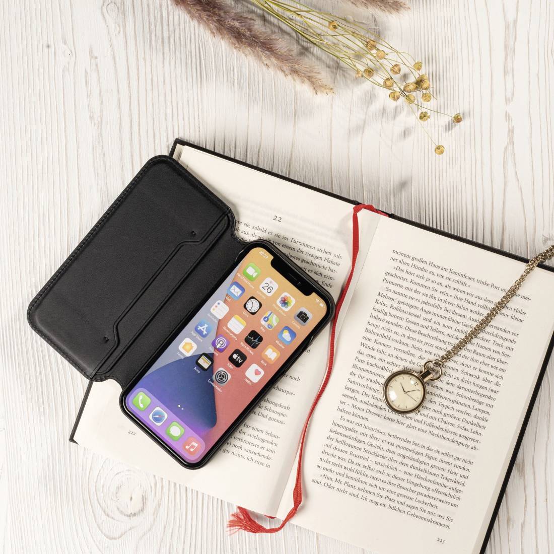 Hama MagCase Finest Sense Flip Case Apple iPhone 13 Schwarz 00196965