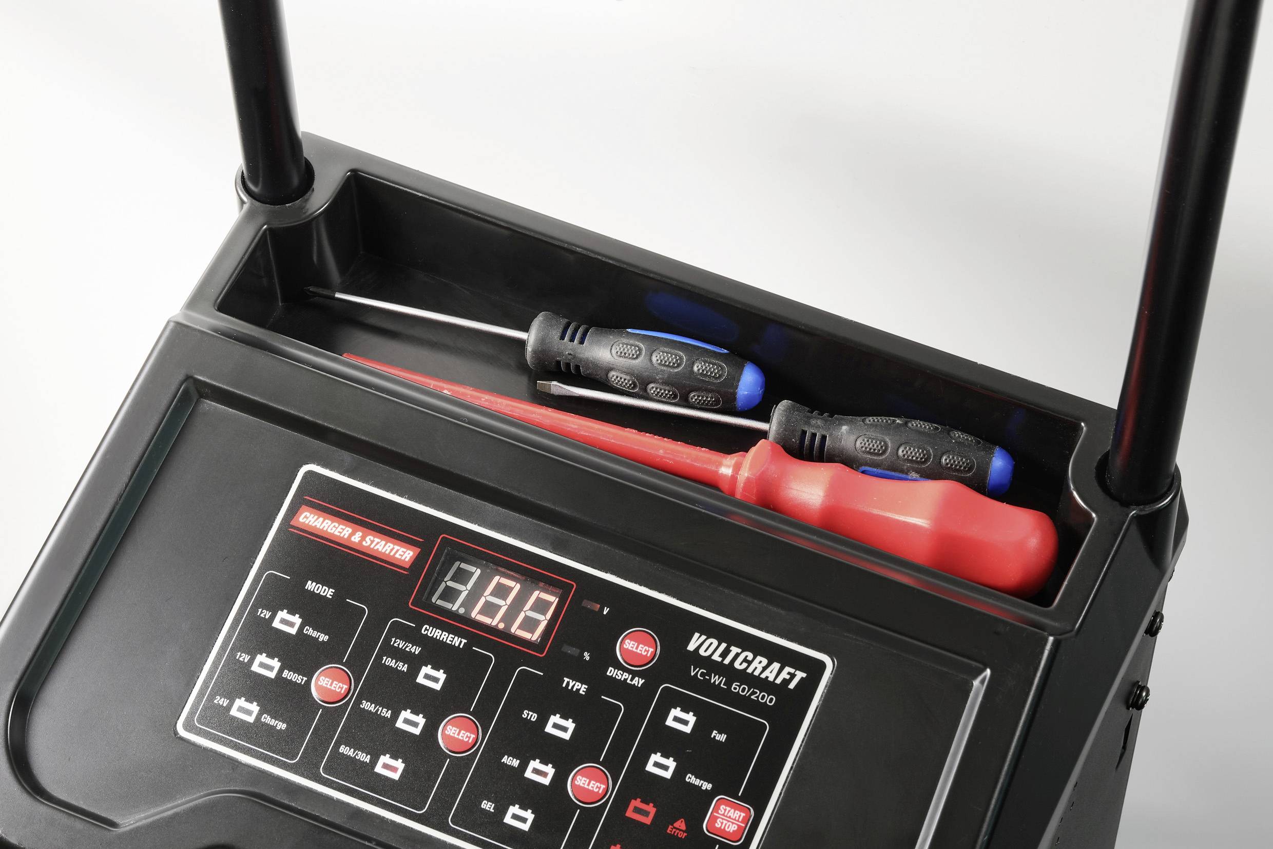 Ein Werkzeugkoffer mit einem digitalen Display und zwei Schraubendrehern. Das Display zeigt die Aufschrift 'VOLTCARFT; VC-60B'.