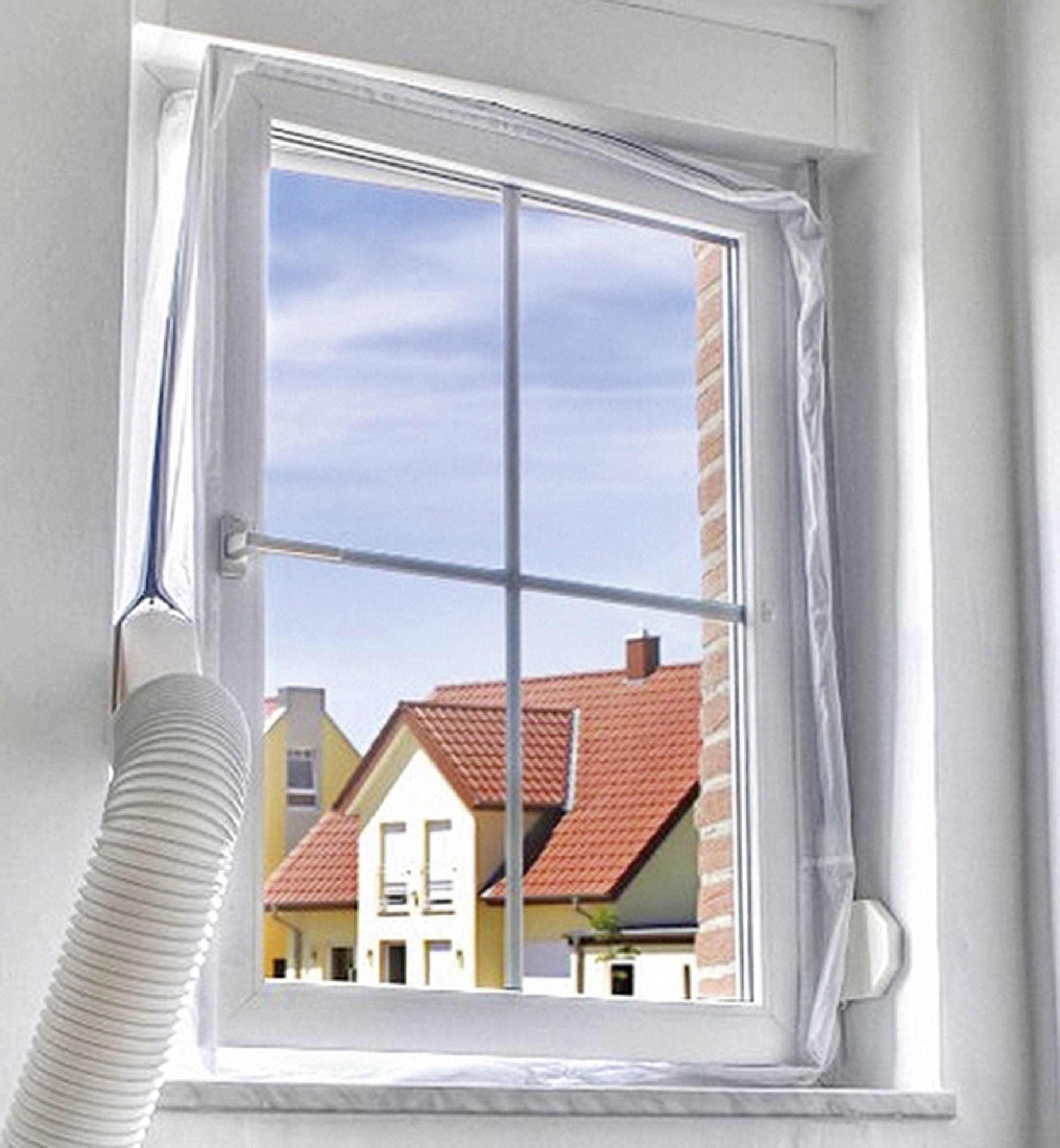 Ein halbgeöffnetes Fenster mit Dichtungsfolie, durch das man gelbe und rote Häuser mit blauen Himmel im Hintergrund sieht.