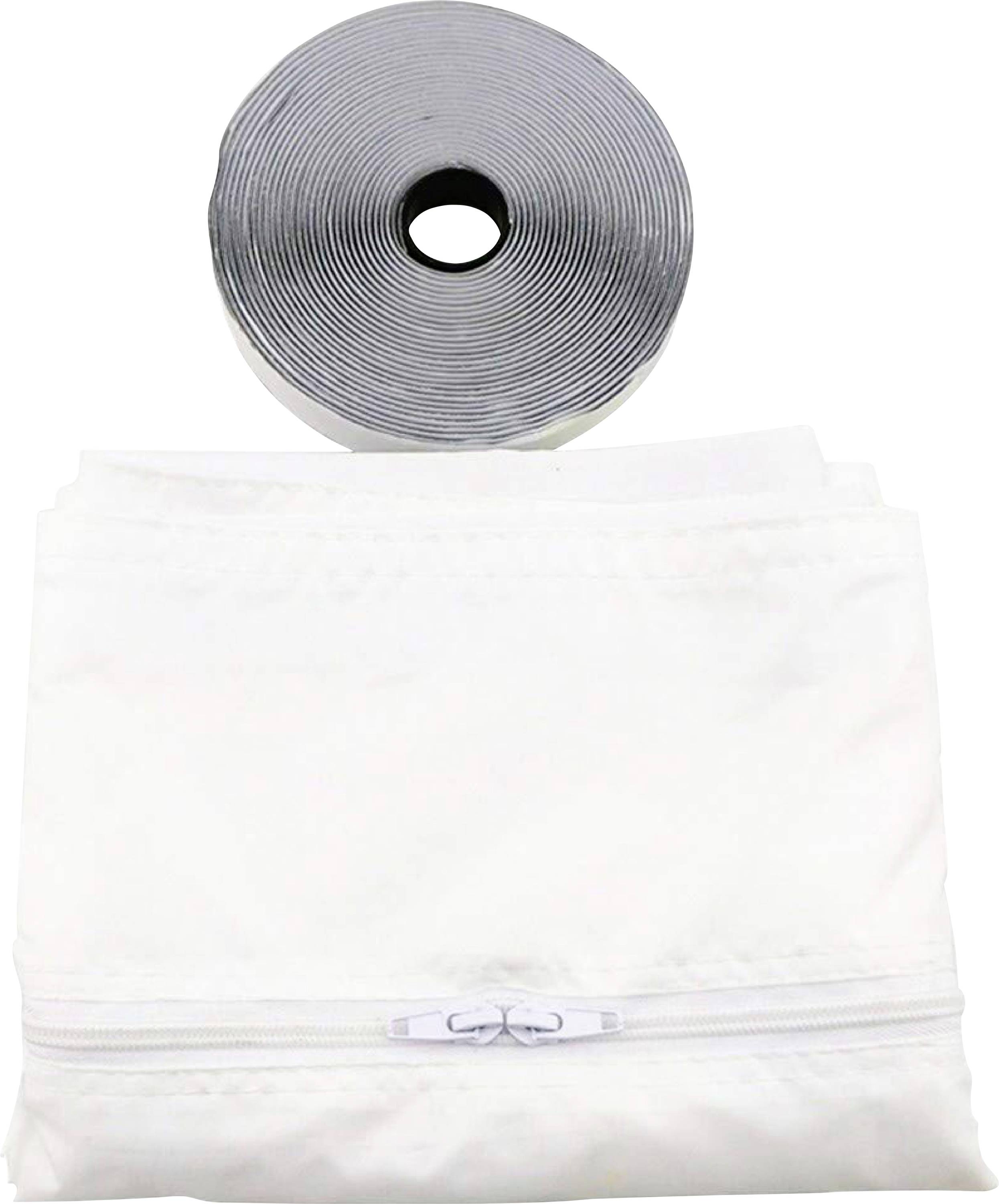 Ein weißes Moskitonetz mit Reißverschluss liegt gefaltet vor einer großen, aufgerollten Alu-Klebebandrolle auf weißem Hintergrund.