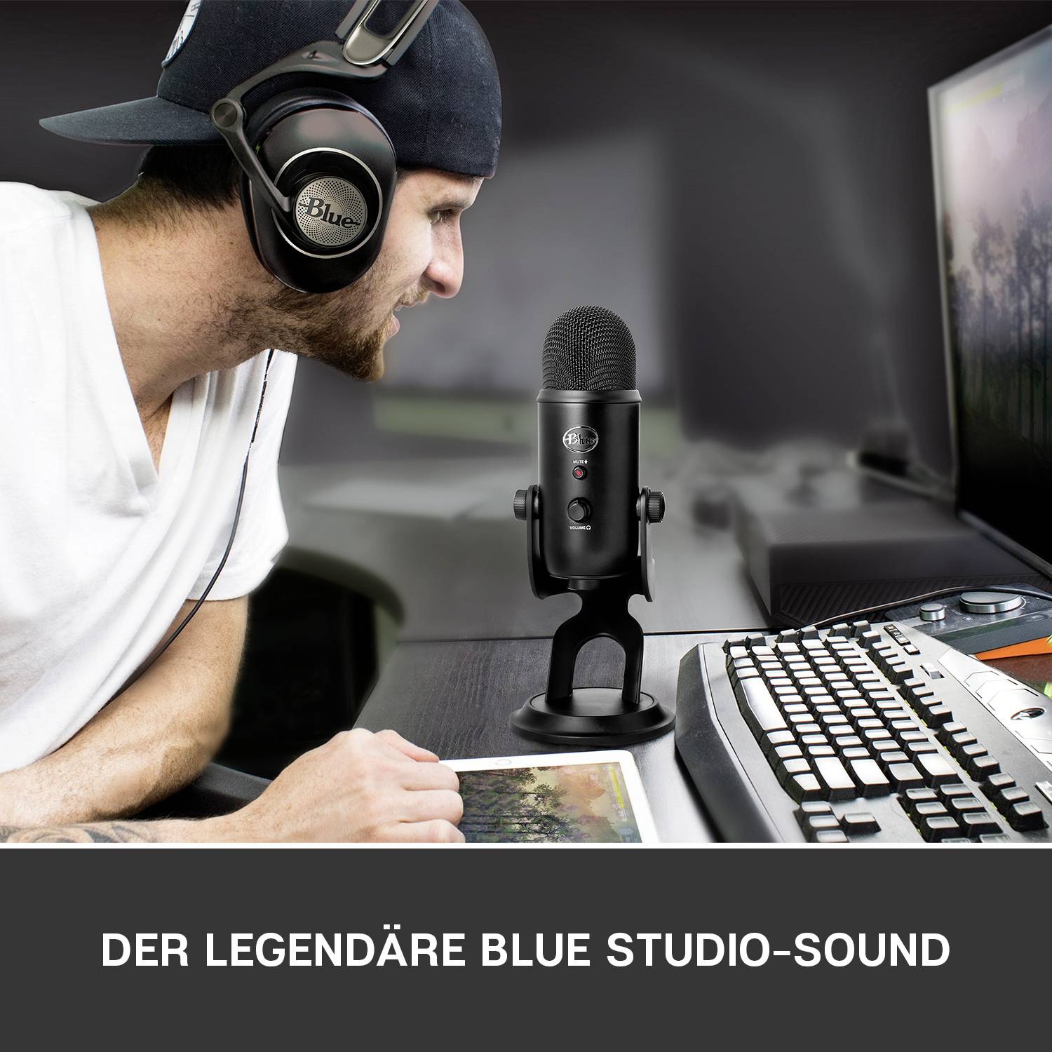 Ein Mann mit Kopfhörern sitzt an einem Tisch mit Mikrofon und Computer, arbeitet im Studio. Text: 'Der legendäre Blue Studio-Sound'.