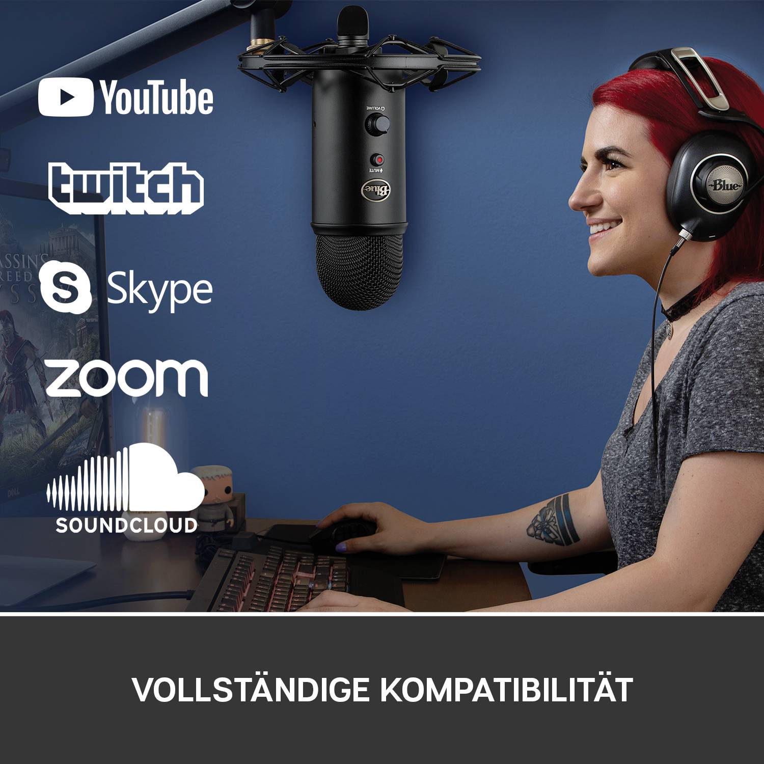 Frau mit rotem Haar benutzt ein Mikrofon und Kopfhörer. Logos von YouTube, Skype, Zoom und SoundCloud zeigen Kompatibilität an.