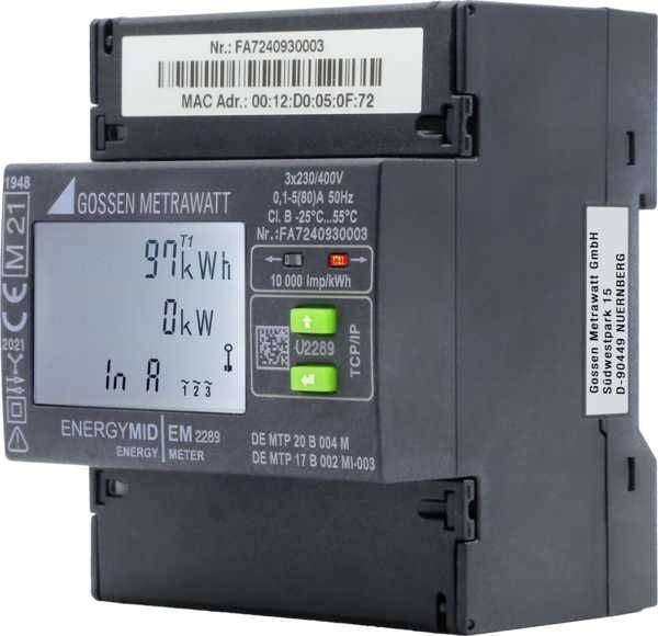 Ein digitaler Stromzähler von Gossen Metrawatt zeigt 97,7 kWh Verbrauch an. Er hat ein graues Gehäuse und mehrere technische Informationen.