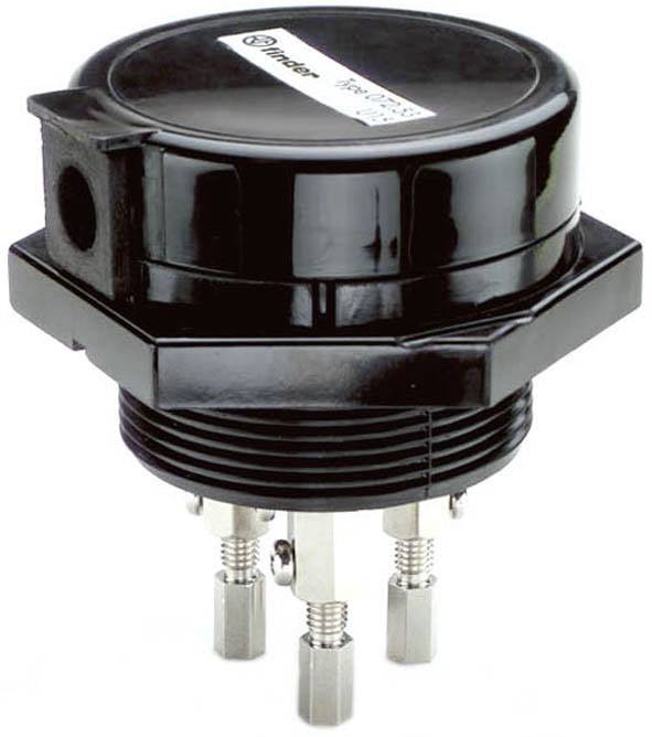 Ein schwarzer industrieller Sensor mit drei Metallanschlüssen an der Unterseite. Er hat eine runde Kappe mit einem Etikett.