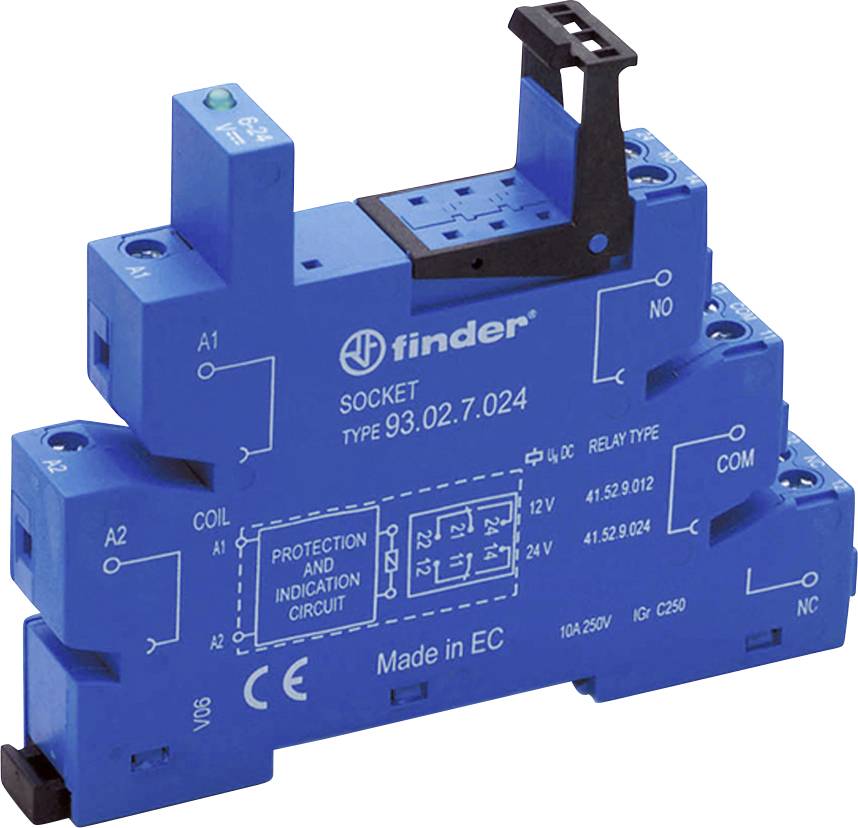 Ein blauer elektrischer Sockeltyp 93.02.7.024 von Finder mit verschiedenen technischen Spezifikationen aufgedruckt, wie Spulenspannung und Schutzschaltung.