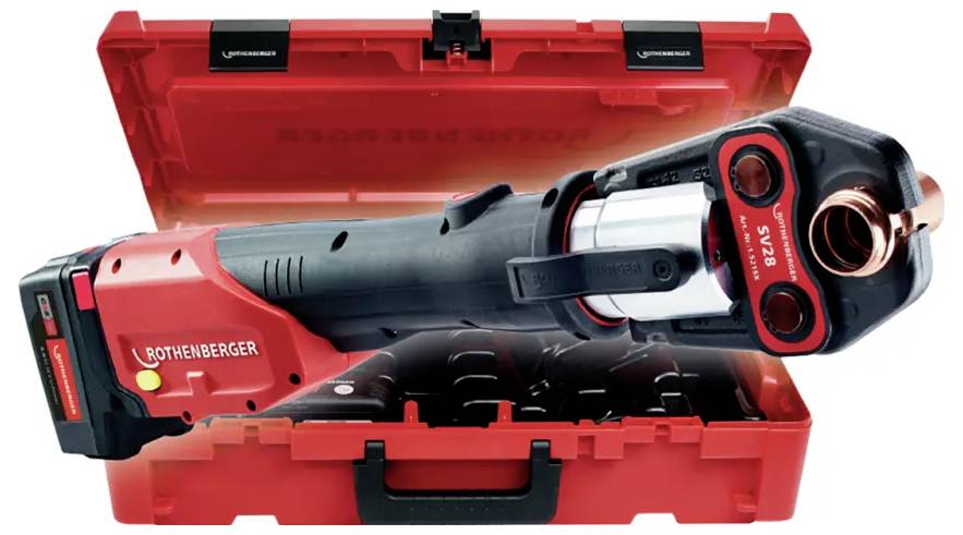 Ein rotes und schwarzes Rothenberger Presswerkzeug liegt neben seinem roten Transportkoffer, der geöffnet ist und Fächer zur Aufbewahrung zeigt.