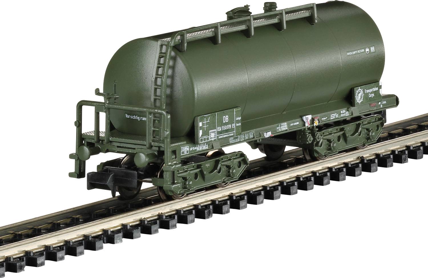 Ein grüner Kesselwagen auf einem Eisenbahngleis. Der Wagen hat Beschriftungen und Details, die auf technische Informationen hinweisen.