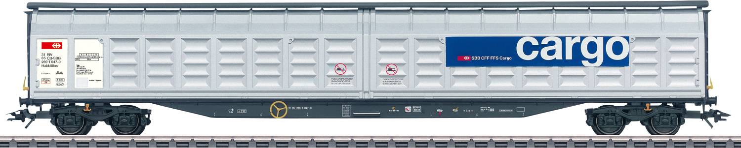 Güterwaggon der Marke SBB mit der Aufschrift 'cargo' und Warnhinweisen auf einer Eisenbahnschiene.