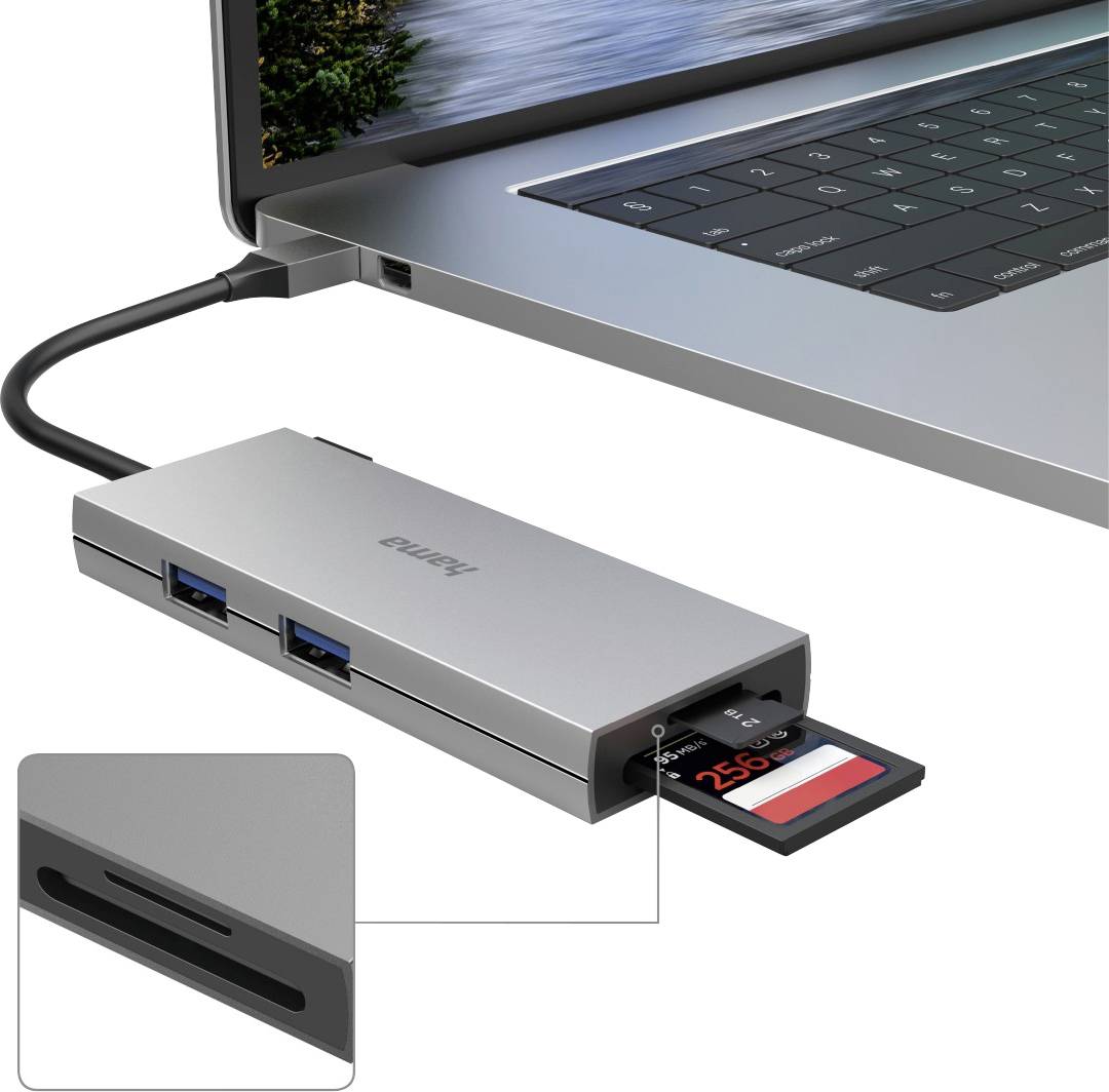 Ein Laptop mit einem angeschlossenen USB-C-Hub, das mehrere Anschlüsse bietet, darunter zwei USB-Ports und einen SD-Kartensteckplatz.
