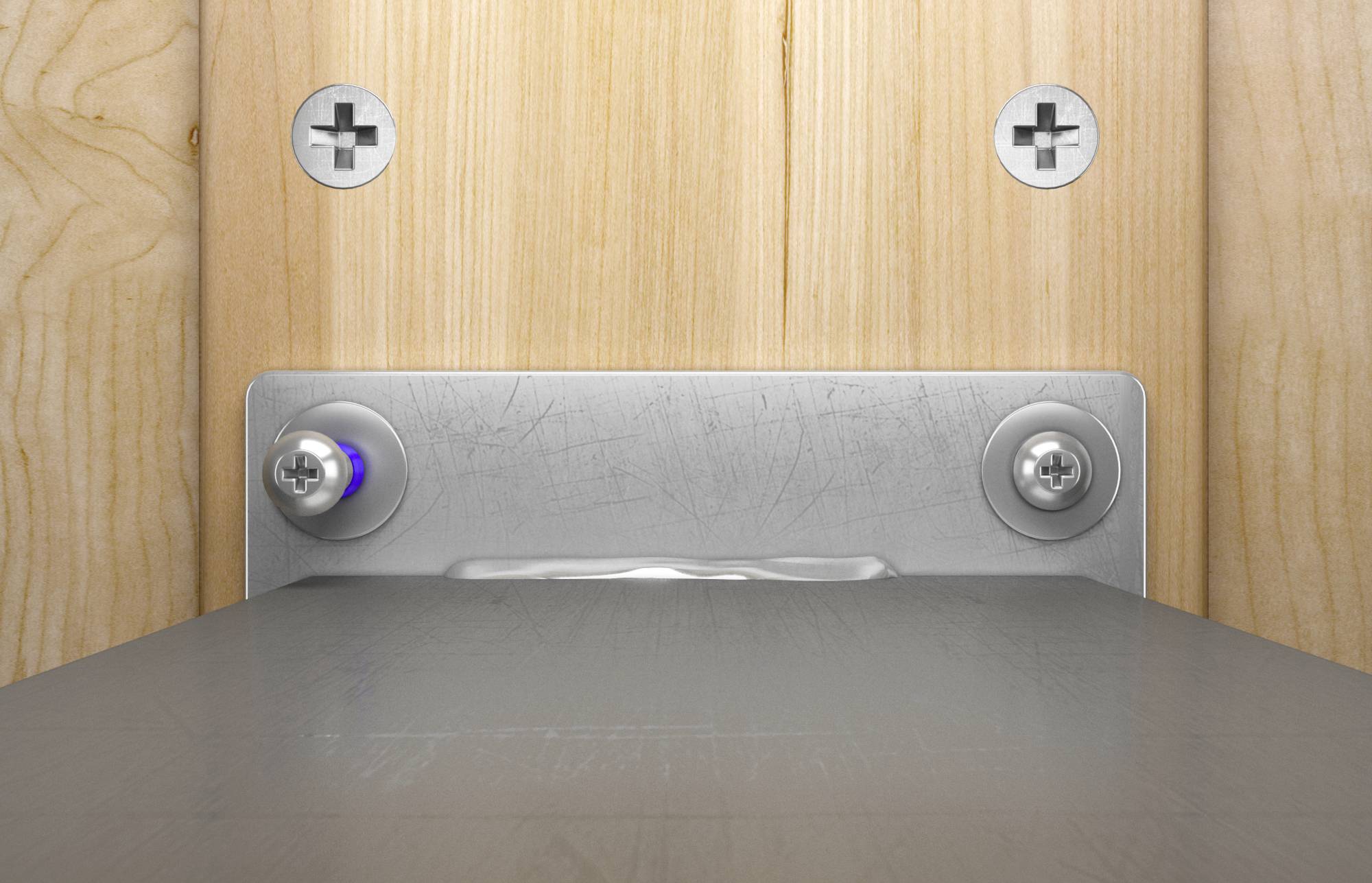 Ein Metallregal wird mit zwei Schrauben an einer hölzernen Wand befestigt. Oben sind zwei weitere Schrauben sichtbar.