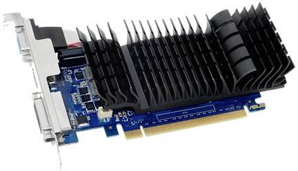 Eine Computer-Grafikkarte mit Kühlkörper, PCIe-Schnittstelle und mehreren Anschlüssen für Monitorkabel, vor weißem Hintergrund.