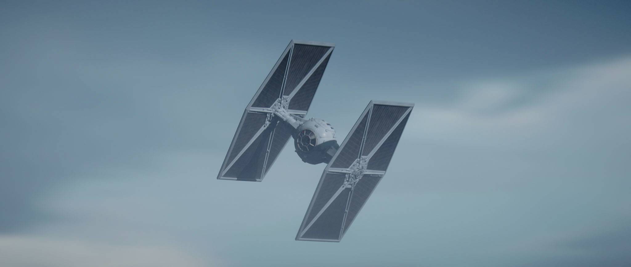 Ein Raumschiff mit zwei großen, flügelartigen Solarpanels fliegt durch den Himmel.