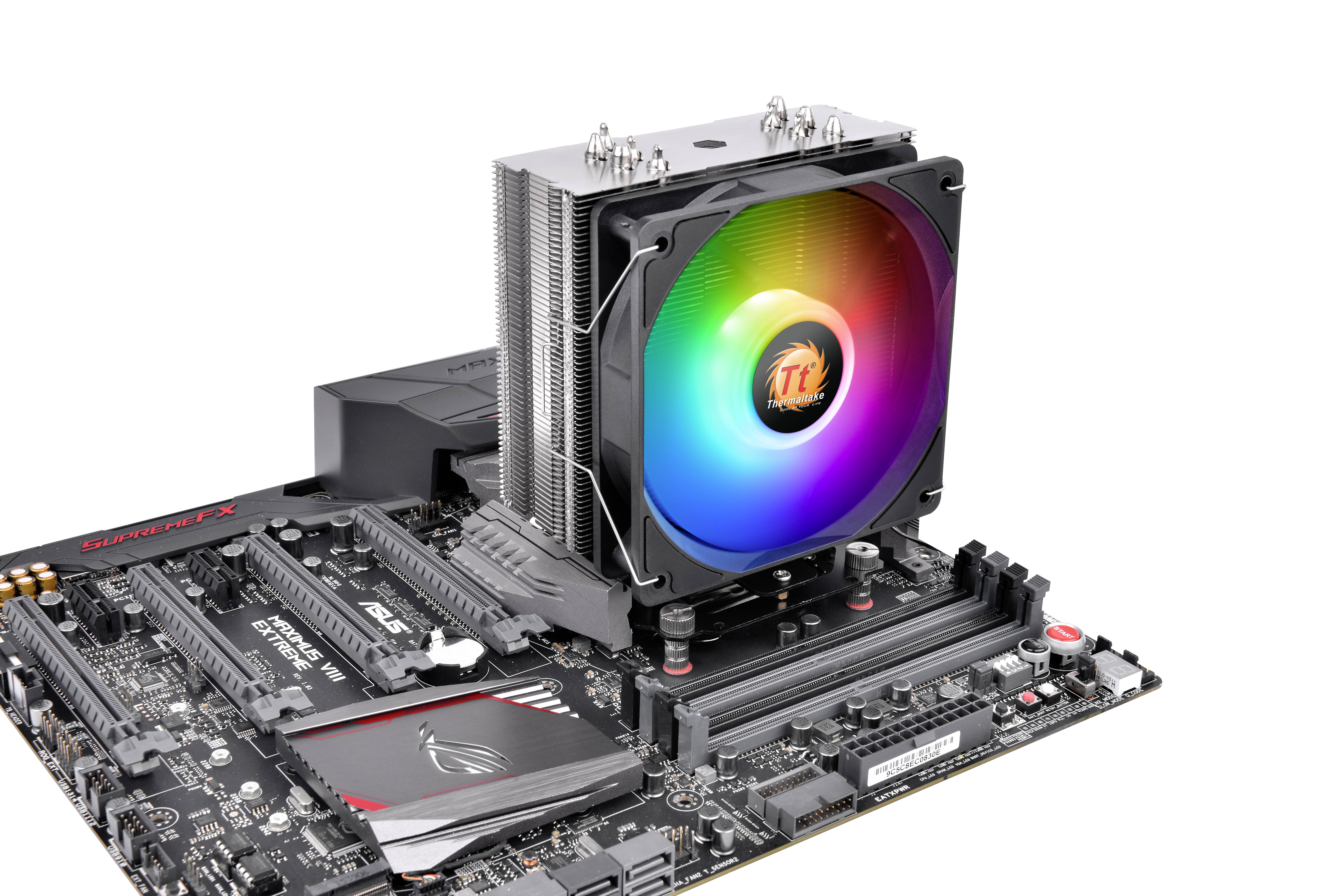 Eine Computer-Mainboard mit einem farbwechselnden LED-Lüfter installiert auf einem CPU-Kühlkörper.