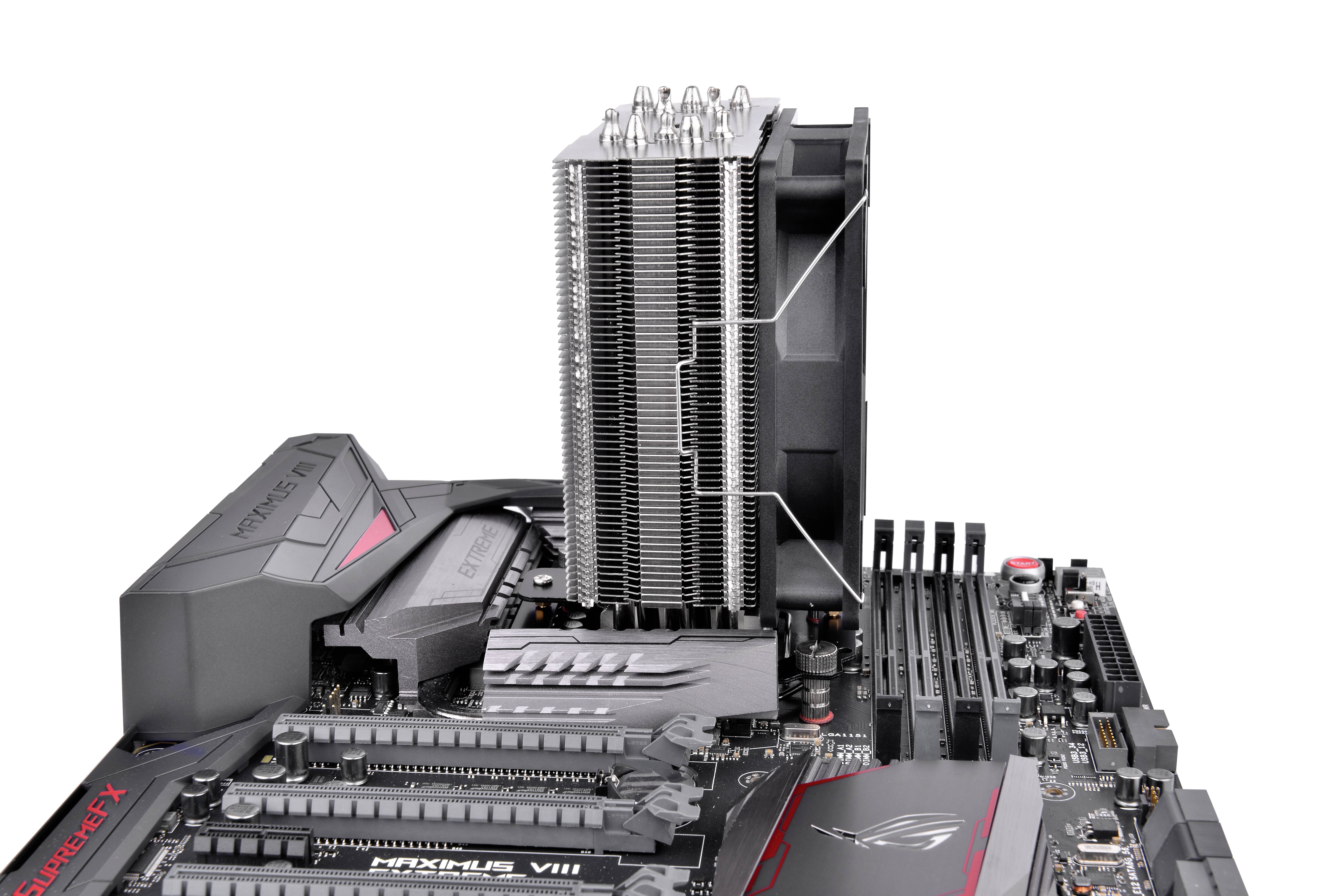 Ein Computer-Mainboard mit einem großen, vertikal montierten CPU-Kühler, mehreren RAM-Steckplätzen und Erweiterungsslots.