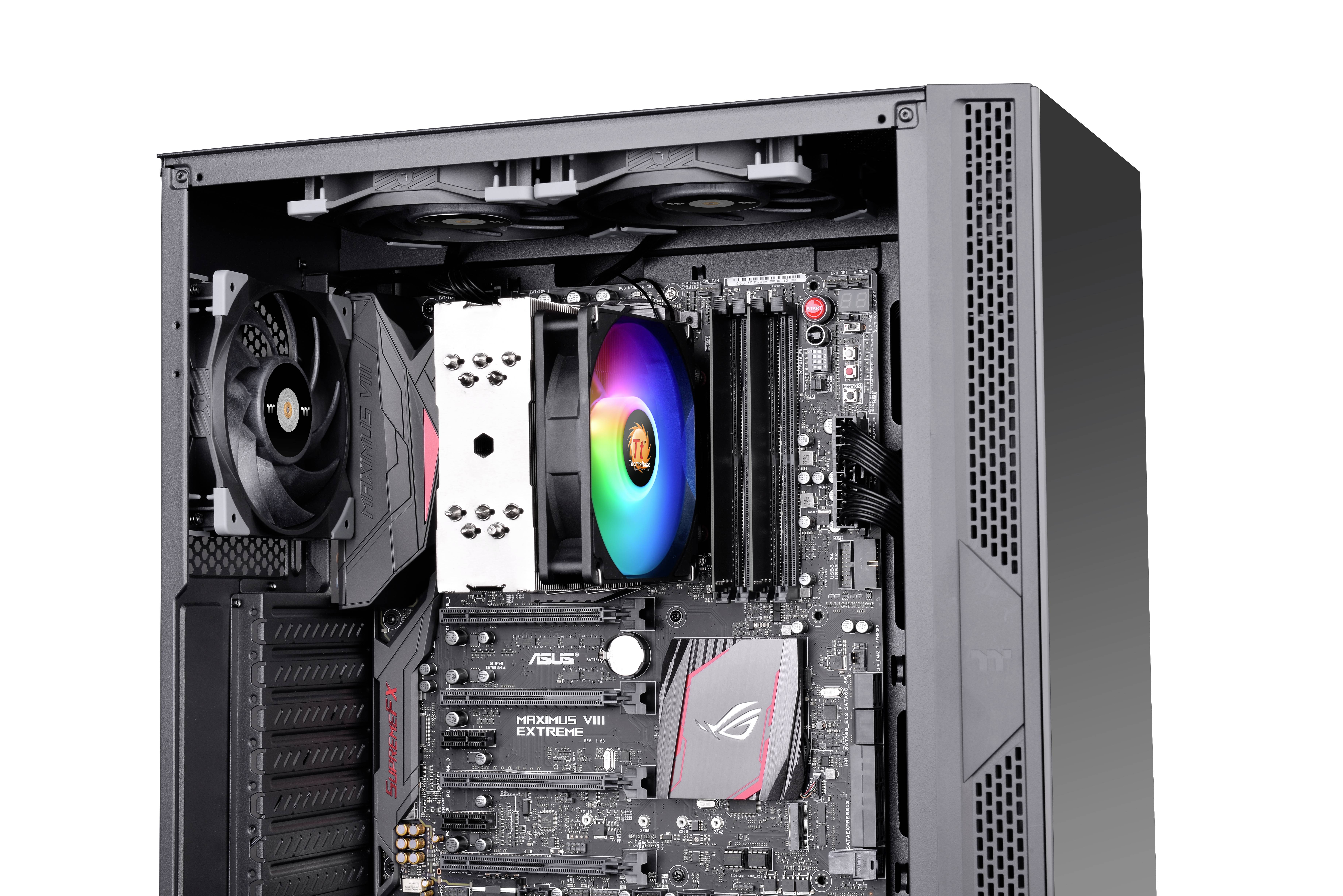 Ein offenes Computergehäuse mit sichtbarem Motherboard, Luftkühler mit RGB-Lüfter und eingebauter Grafikkarte.