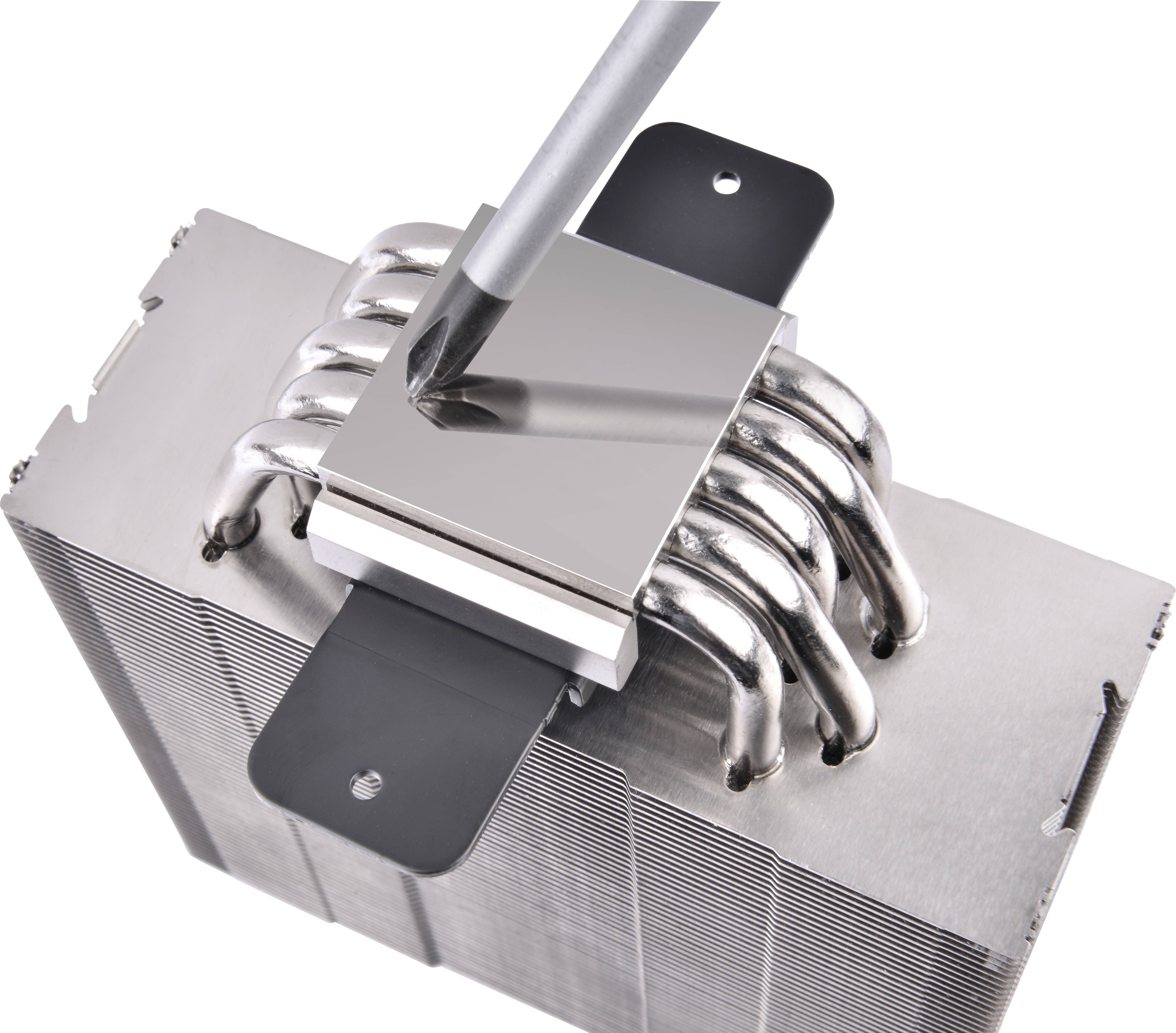 Ein CPU-Kühler aus Metall mit mehreren Heatpipes, montiert an einer Halterung, dient der Wärmeableitung in Computern.