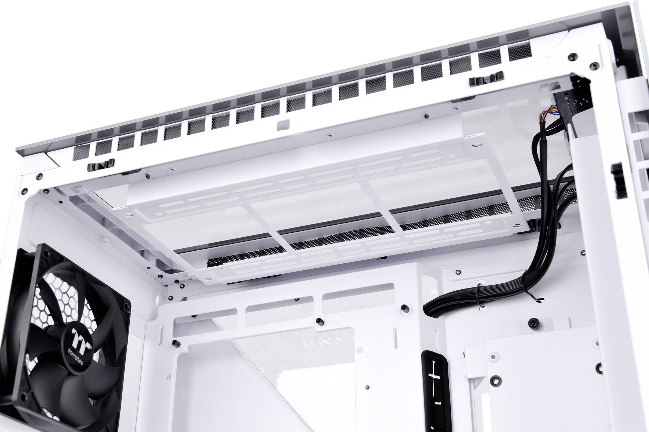 Innenansicht eines Computergehäuses in Weiß mit sichtbaren Lüftern und Kabeln; zeigt Platz und Anordnung der Komponenten.