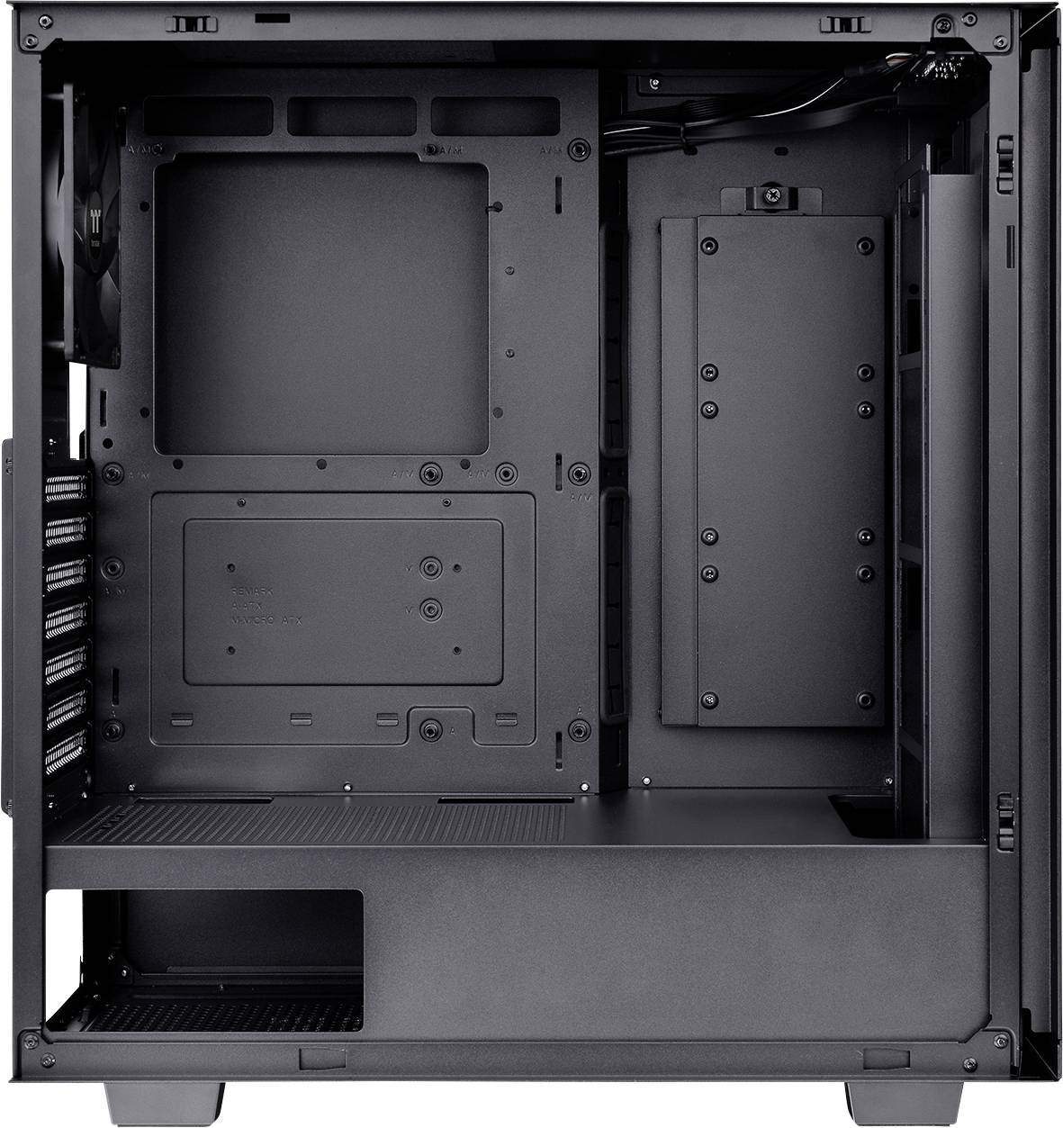 Schwarzes Computergehäuse, geöffnet. Zeigt Innenraum mit Platz für Mainboard, Lüfter und Kabelmanagement. Keine eingebauten Komponenten.
