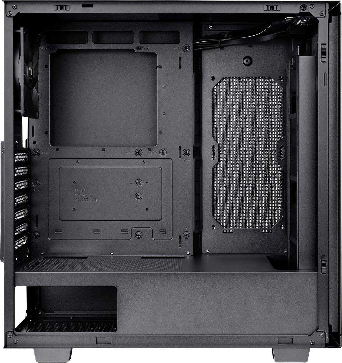 Leeres Computergehäuse, schwarzes Inneres mit Platz für Hauptplatine, Festplatten und Lüfter. Kabelmanagement-Kanäle links oben.
