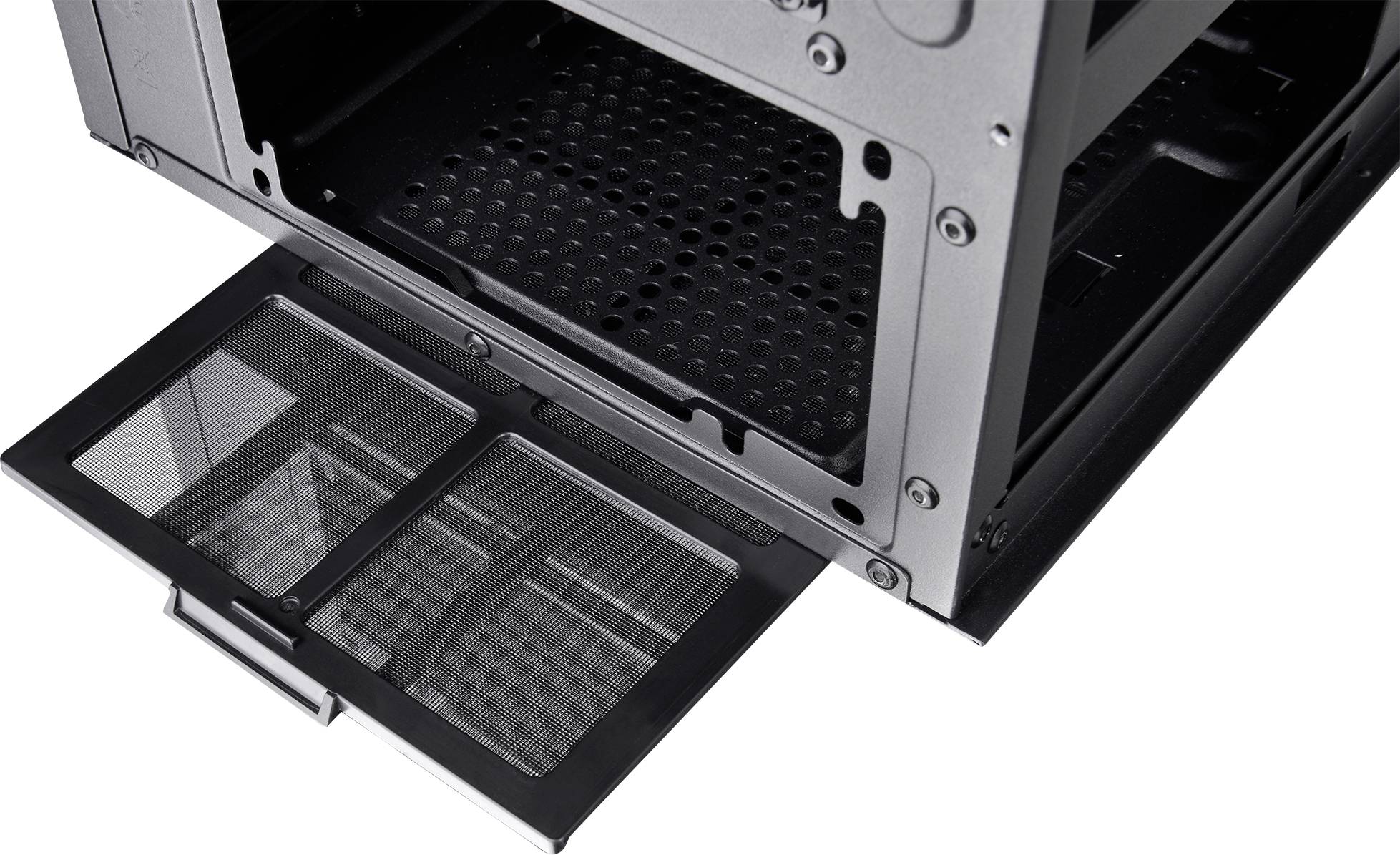 Ein geöffneter Computergehäuse-Filter zeigt zwei rechteckige Gitter, die Staub filtern.