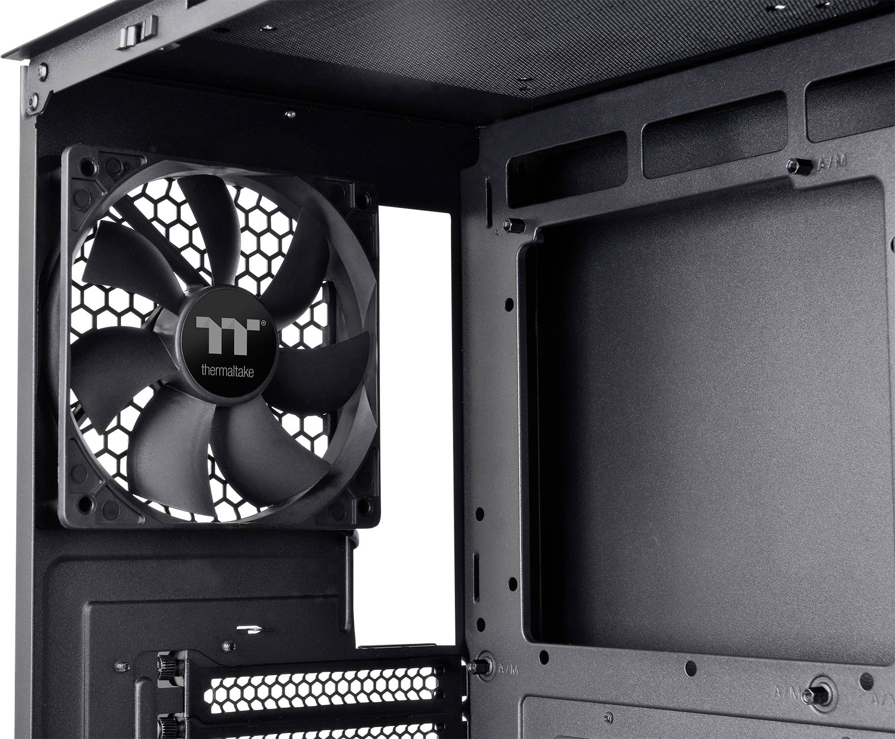 Ein offenes Computergehäuse mit einem sichtbaren Lüfter und mehreren Steckplätzen für Komponenten auf der Rückseite.