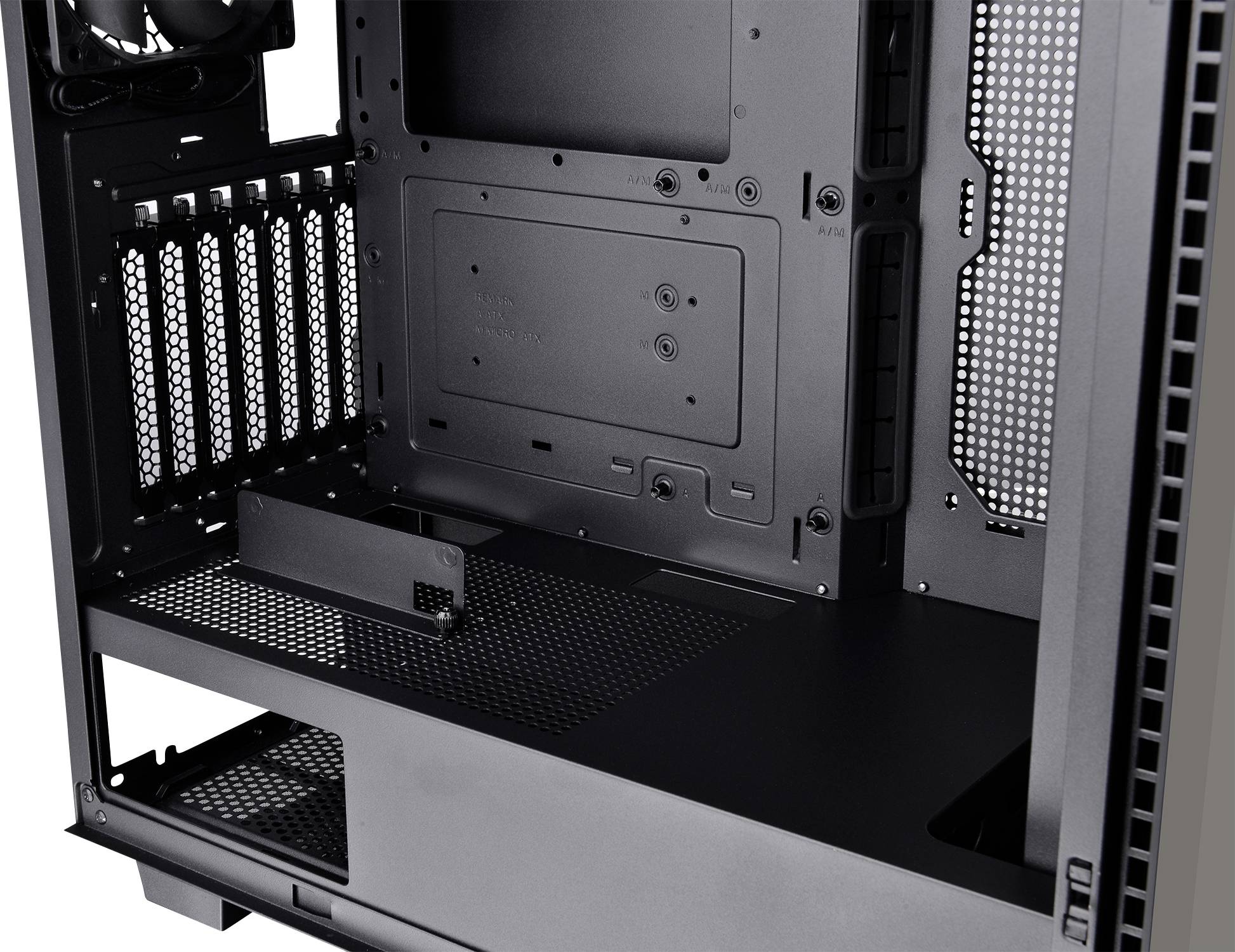 Ein leeres Computergehäuse zeigt den Innenraum mit Platz für Hardware-Komponenten wie Mainboard, Festplatten und Netzteil.