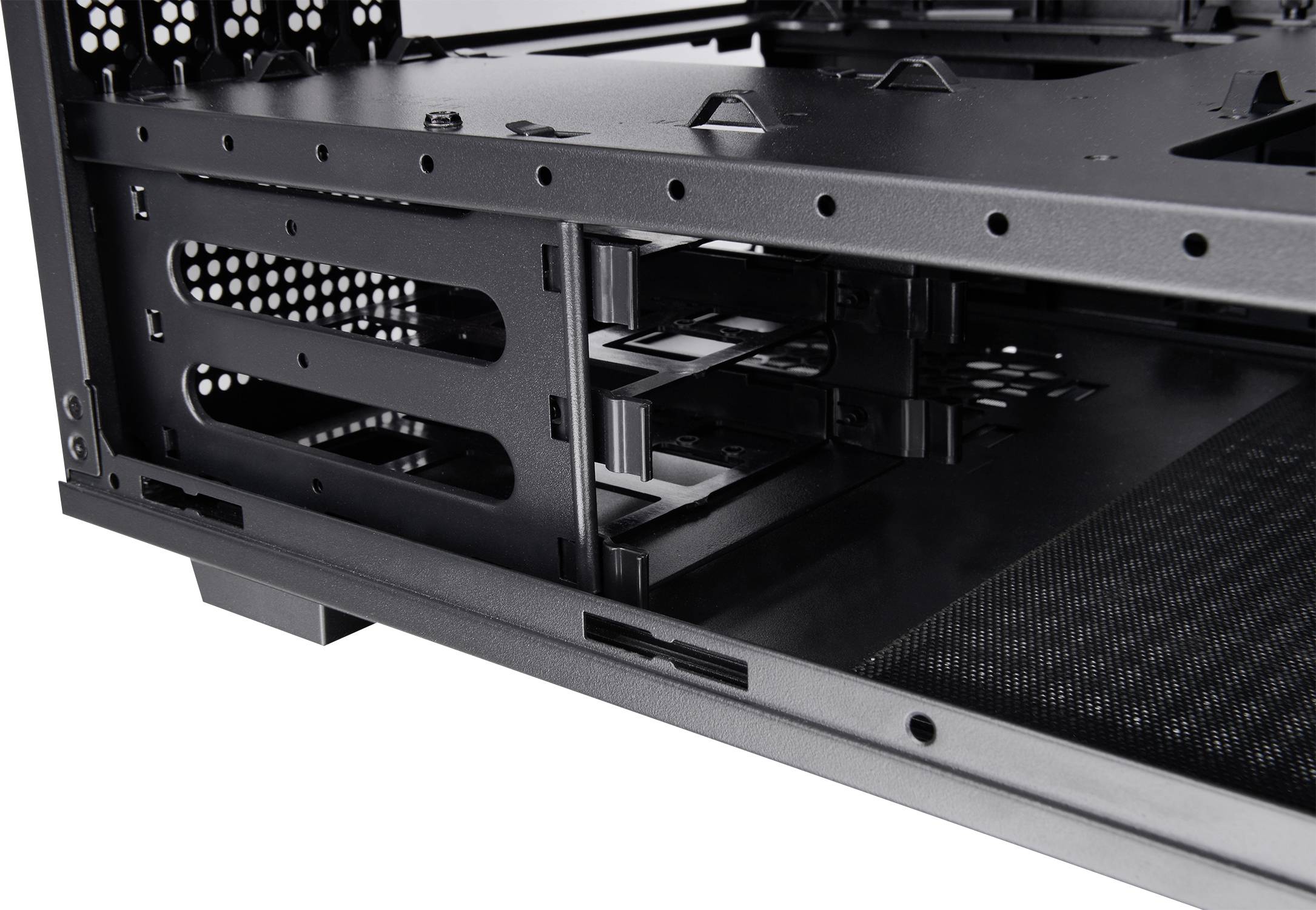 Ein offenes Computergehäuse ohne Bauteile, zeigt den Innenraum mit Festplatteneinschüben und Kabelmanagementsystem.