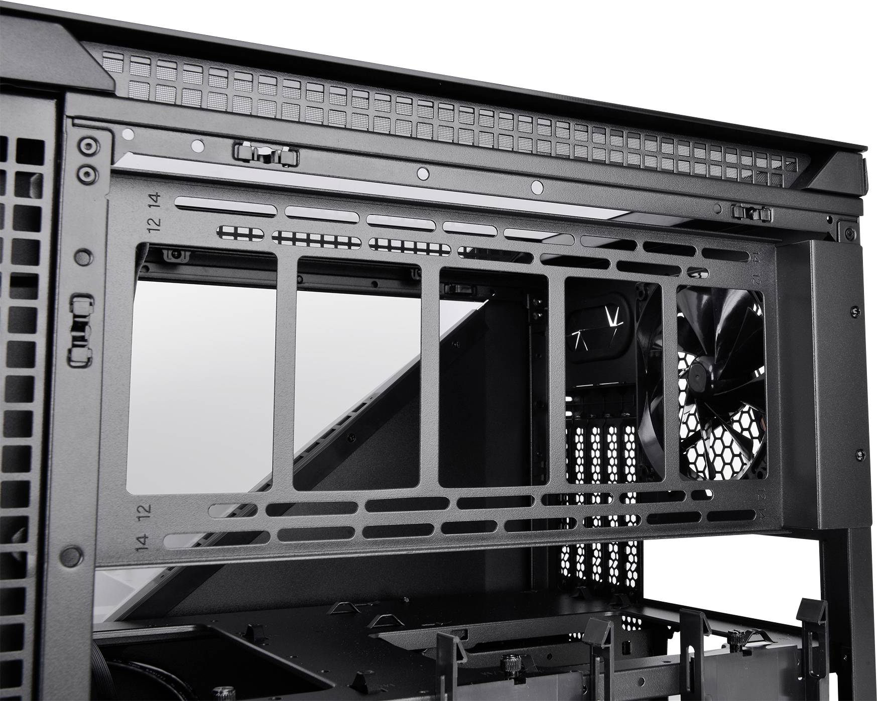 Gehäuse eines Computer-Towers, mit geöffnetem Seitenteil. Sichtbar ist der Lüfter und der innere Aufbau für Montage von Komponenten.