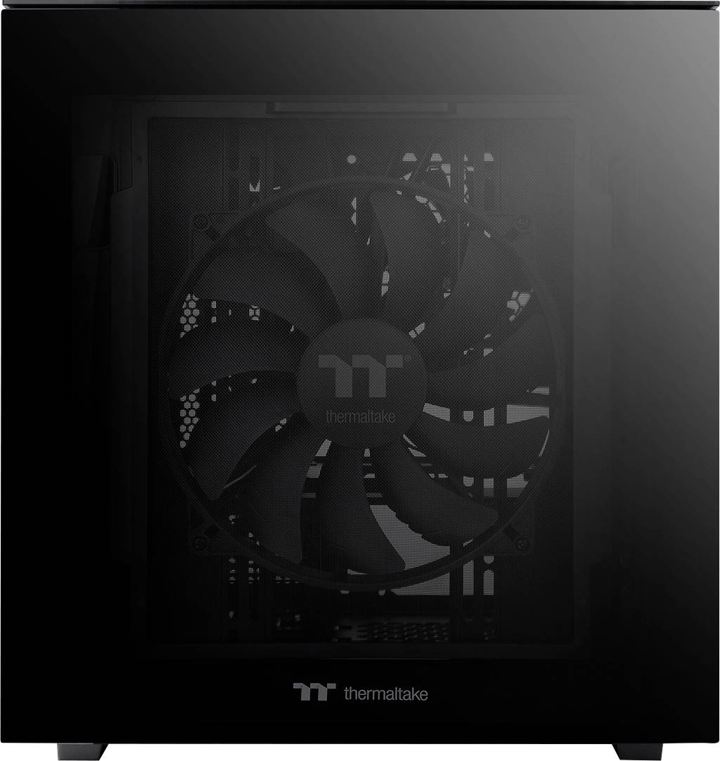 Ein schwarzes PC-Gehäuse mit einem sichtbaren Lüfter im Inneren. Die Marke 'Thermaltake' ist auf dem Gehäuse zu erkennen.