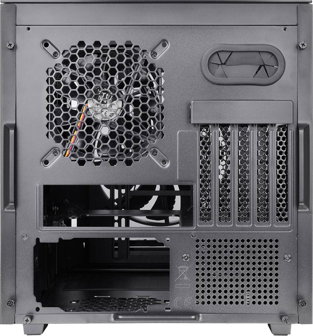 Rückseite eines Computergehäuses mit offenem Innenraum, zeigt Lüftergitter, Erweiterungssteckplätze und Kabeldurchführung.