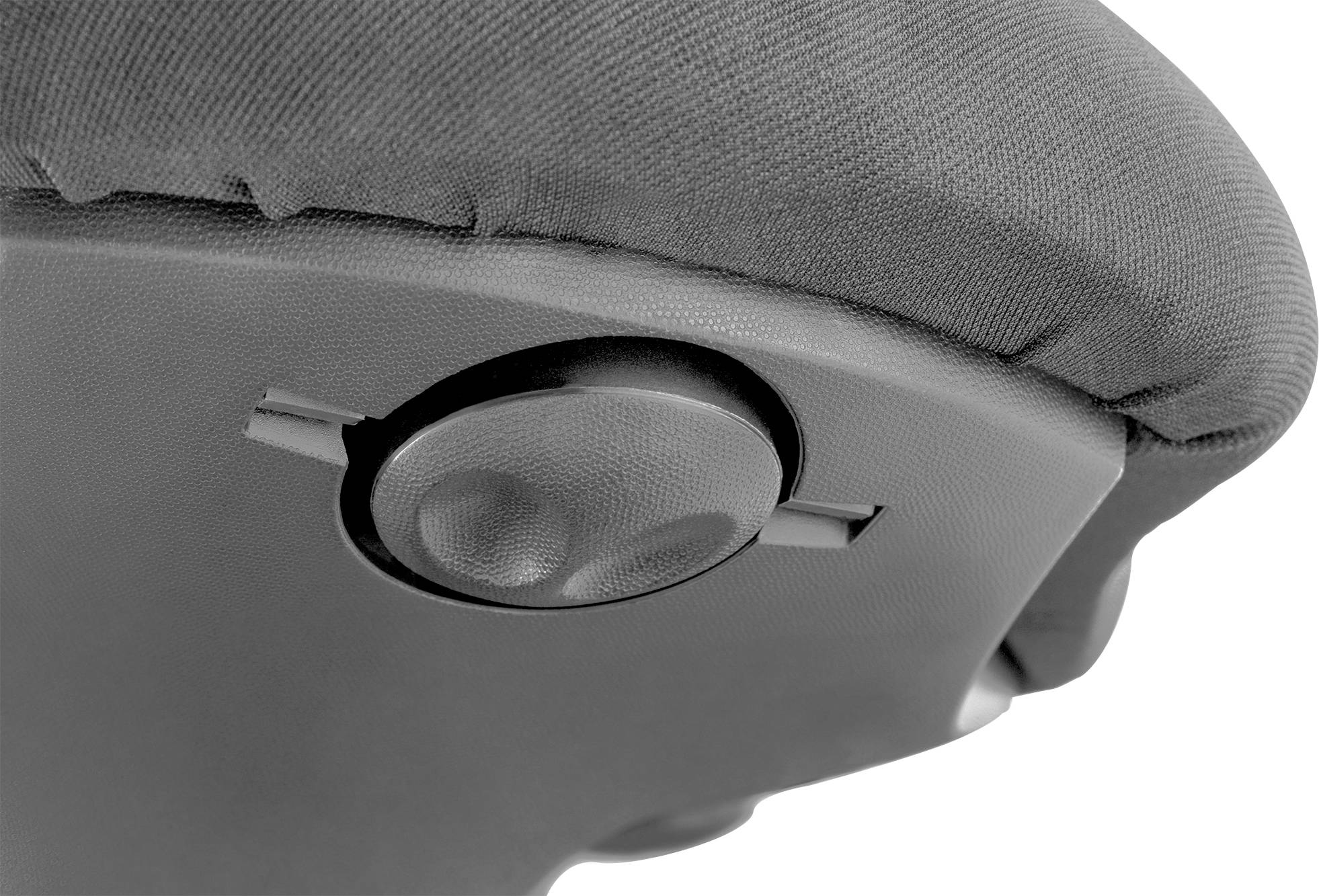 Nahaufnahme eines Stuhls von unten mit sichtbarem Drehknopf zur Einstellung des Sitzwinkels. Der Stoff ist dunkelgrau.