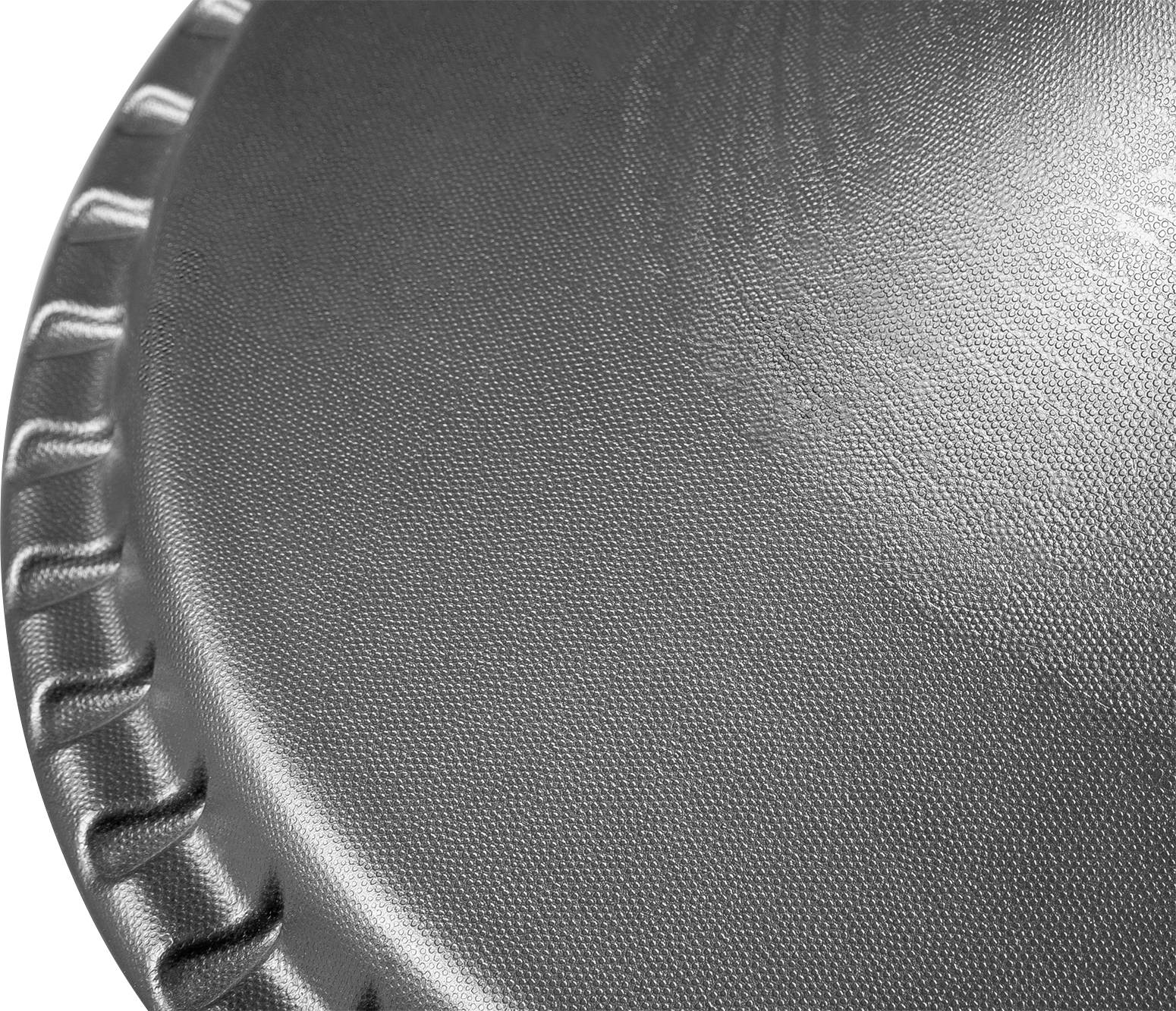 Eine Nahaufnahme einer gewellten, strukturierten Metalloberfläche, möglicherweise der Deckel eines Topfes oder einer Pfanne.